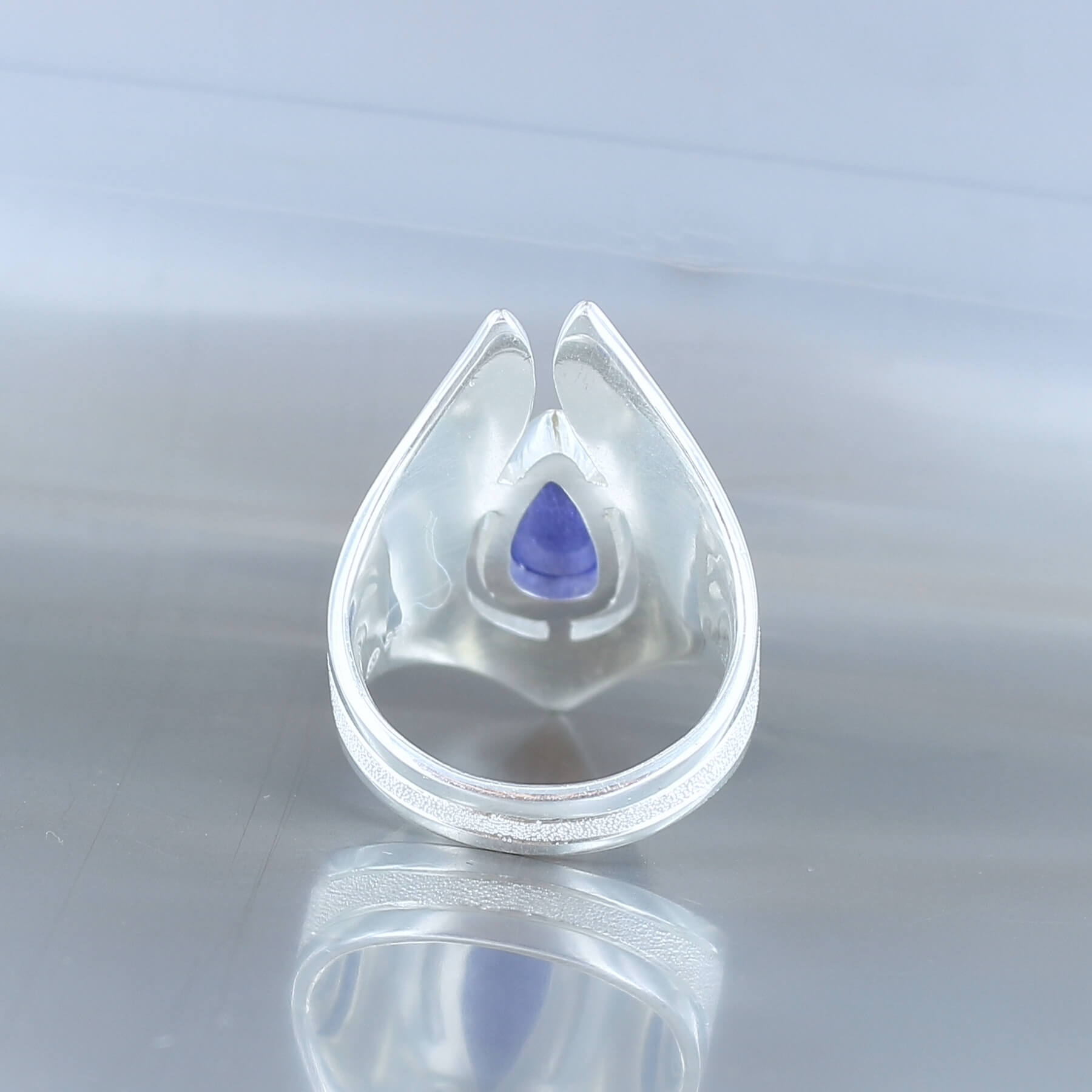 grande bague argent pour femme avec une tanzanite, pierre semi précieuse de couleur bleu
