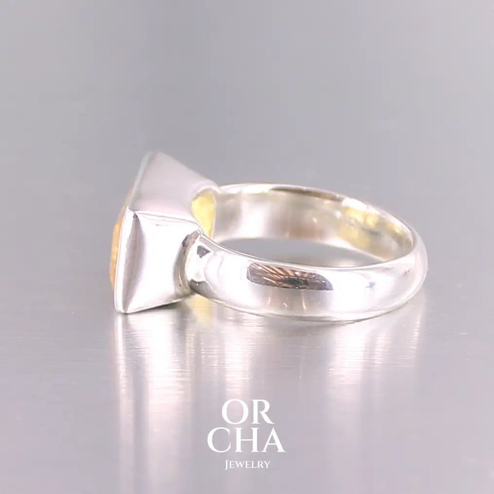 Bague cocktail pour femme en argent massif sertie d'une Héliodore. Pierre facettée de forme rectangulaire de qualité transparente avec inclusions naturelles. Pierre de couleur jaune soleil intense. Bague réalisée en taille 60.5. Bijoux unique, éthique et durable présenté dans un coffret de notre marque, prêt à offrir. Livraison offerte, certificat d'authenticité, service client.