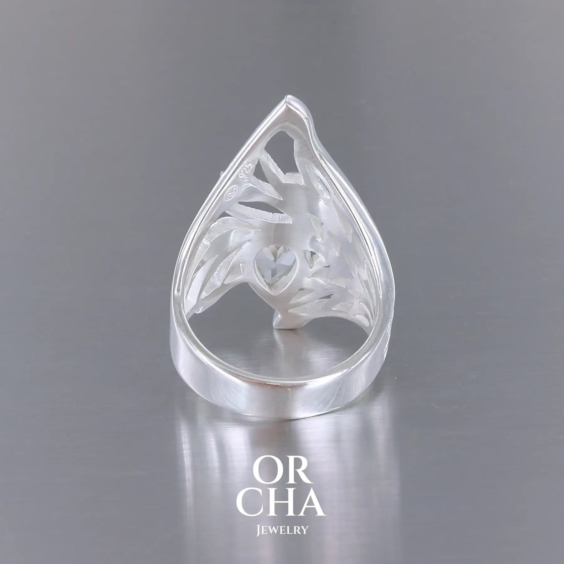 Grande Bague Jungle illustrant un feuillage tropicale, pour femme, en argent massif sertie d'une Topaze blanche facettée en forme de goutte. Pierre incolore, très lumineuse et propre à l'oeil. Disponible en plusieurs tailles. Bijoux unique, éthique et durable présenté dans un coffret de notre marque, prêt à offrir. Livraison offerte, certificat d'authenticité, service client.