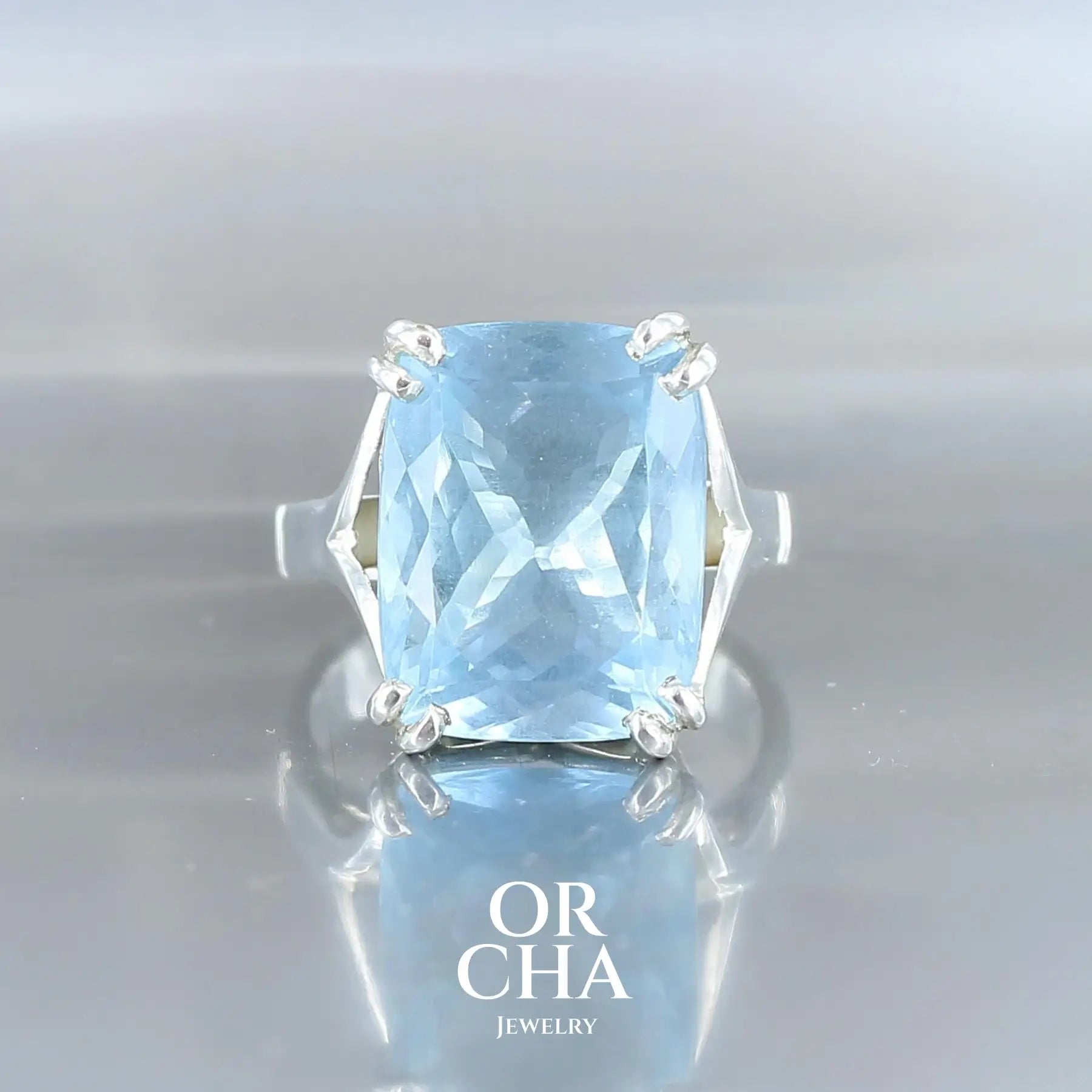 Bague solitaire en argent massif serti d'une Aigue-marine de 10 carats, pierre fine naturelle de couleur bleu intense. Bijoux uniques, éthiques et durables fabriqués de manière traditionnelle à la main. Bague présentée dans un coffret de notre marque, prêt à offrir. Certificat d'authenticité. Livraison offerte.