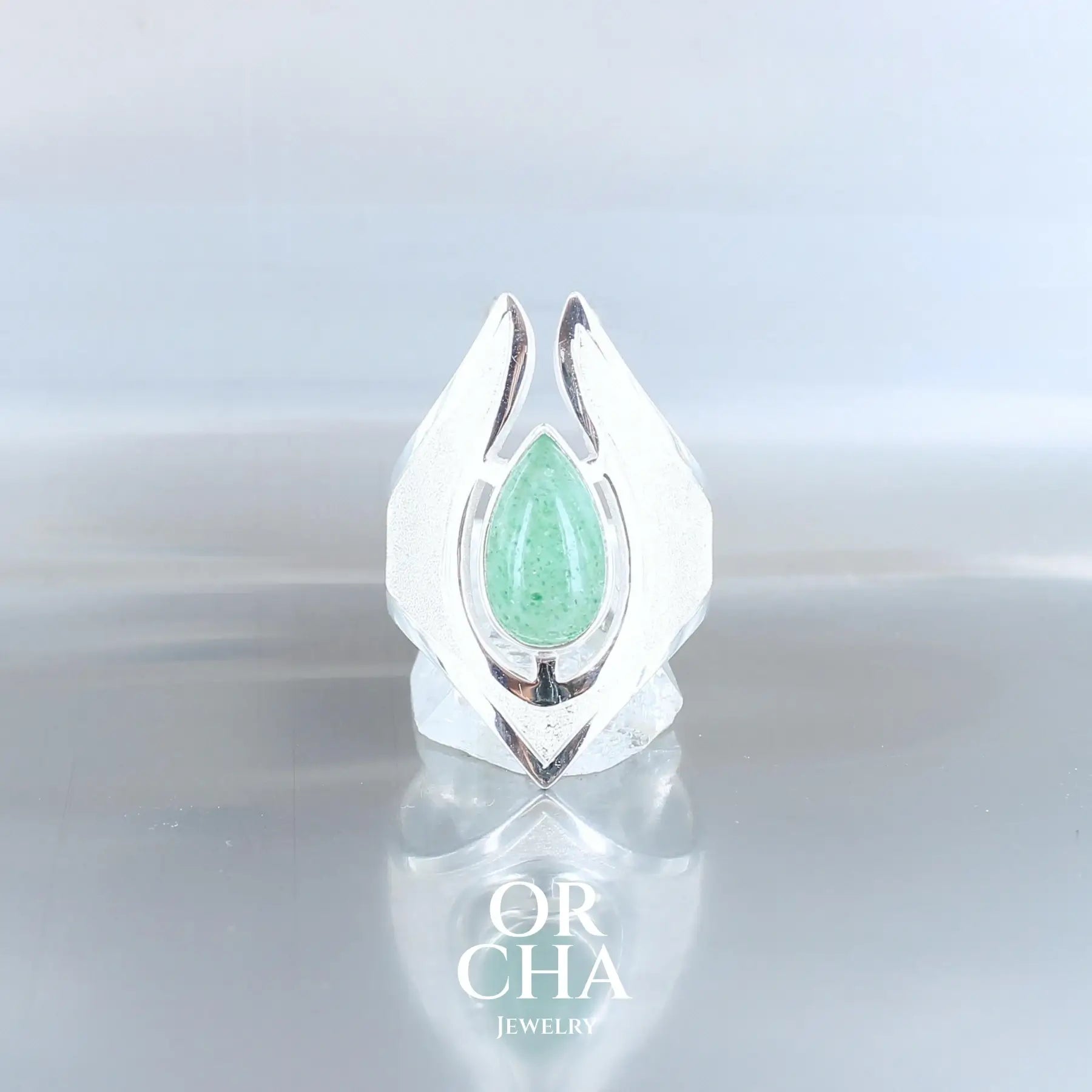 Bague de créateur d'inspiration elfique en argent massif serti d'un cabochon d'Aventurine. Taille 61. Pierre fine naturelle, de couleur verte. Bijou pour femme, unique, éthique et durable fabriqué à la main, présenté dans un coffret de notre marque, prêt à offrir. Certificat d'authenticité. Livraison offerte. 