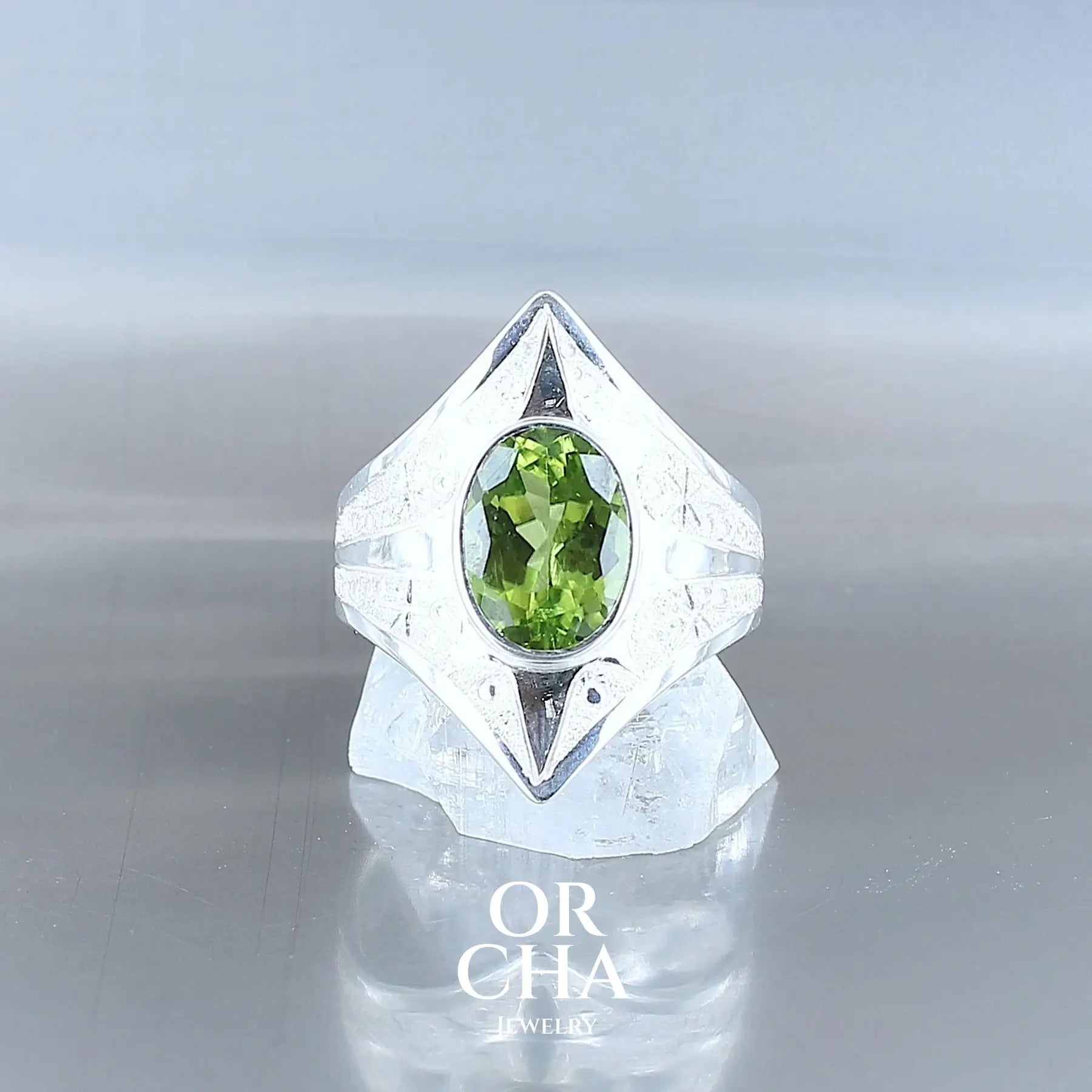 Bague sculptée d'étoiles pour femme en argent massif serti d'un Péridot de couleur vert doré intense. Pierre facettée naturelle transparente présentant des inclusions. Bijoux unique, éthique et durable présenté dans un coffret de notre marque, prêt à offrir. Livraison offerte, certificat d'authenticité, service client.
