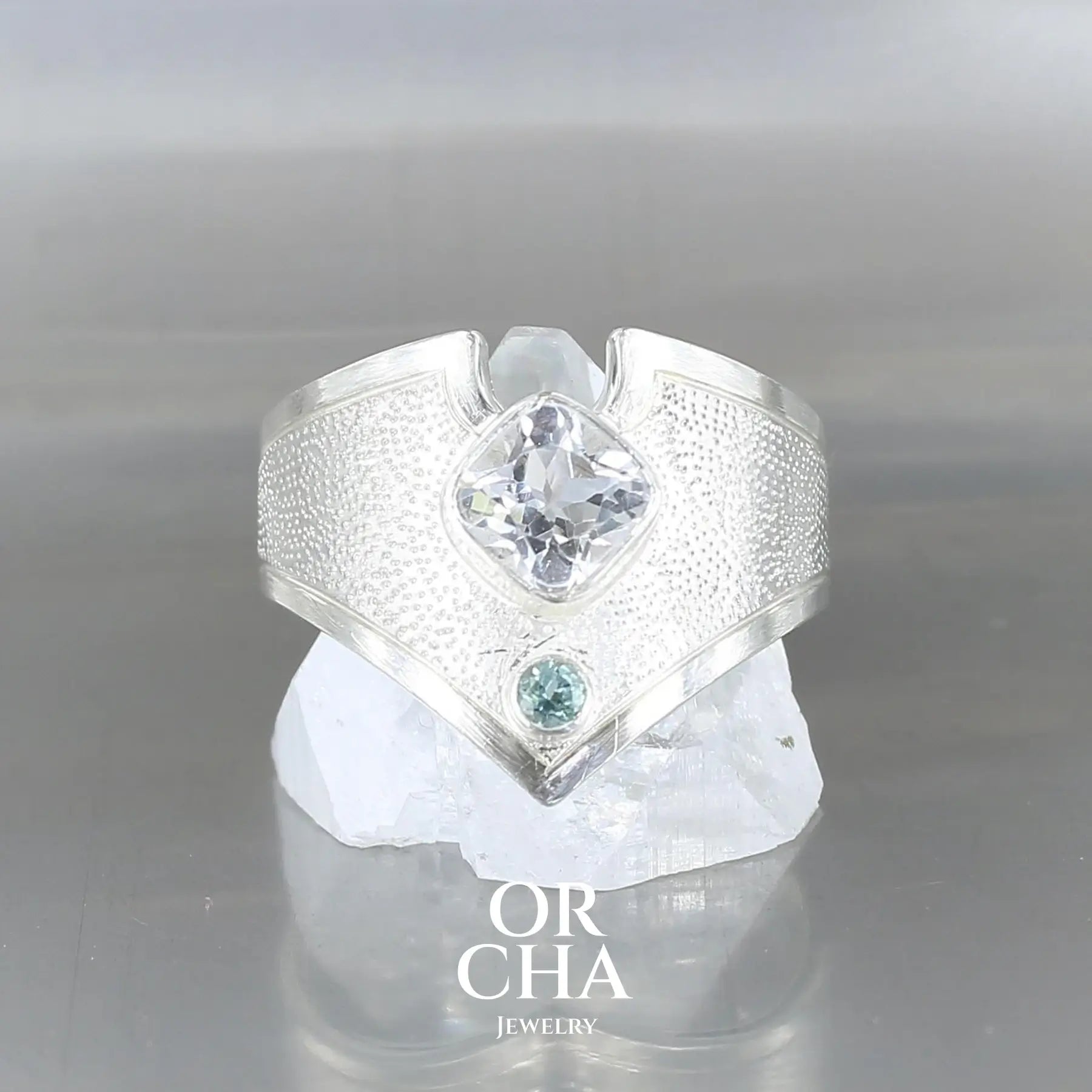 Bague pour femme en argent massif sertie d'une Topaze blanche et d'une petite tourmaline bleue. Pierre facettée naturelle transparente incolore au bel éclat cristallin. Taille 56. Bijoux unique, éthique et durable présenté dans un coffret de notre marque, prêt à offrir. Livraison offerte, certificat d'authenticité, service client.