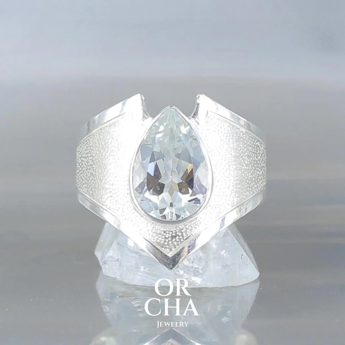 Bague Moderniste Scandinave En Argent Massif - Chevalière Avec Topaze Bleue Sculptée Et Os - Occasion