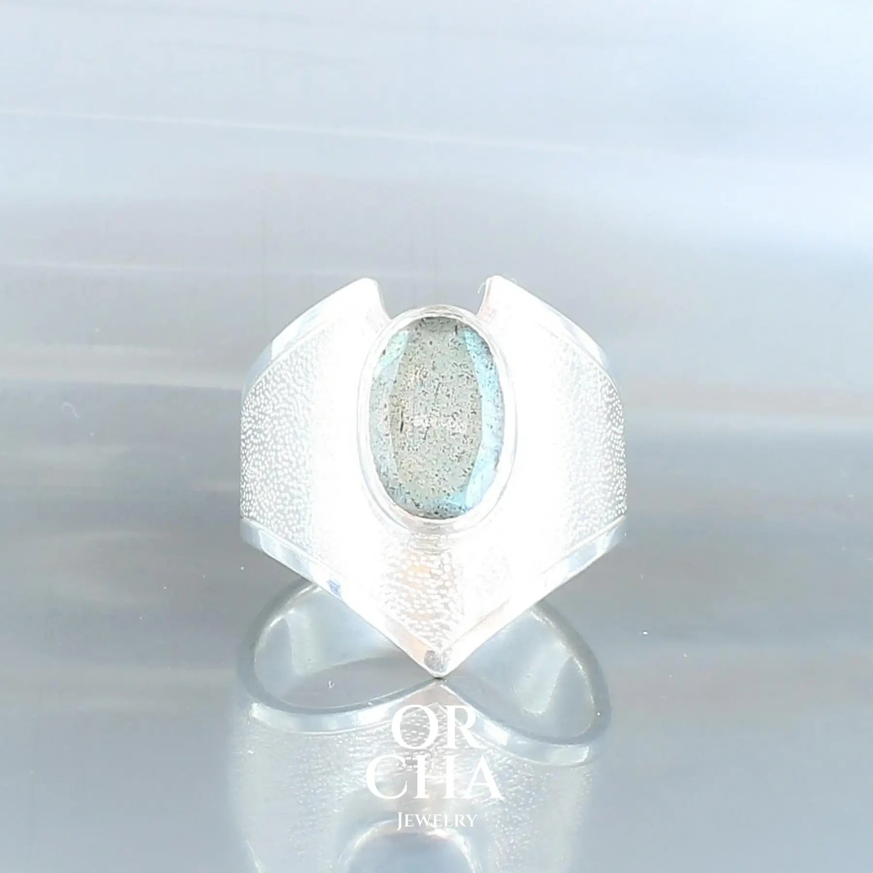 Bague pour femme en argent massif sertie d'une labradorite bleue aux reflets bleus à verts intense. Pierre facettée naturelle translucide présentant des inclusions fréquents sur ce type de pierre. Taille 56. Bijoux unique, éthique et durable présenté dans un coffret de notre marque, prêt à offrir. Livraison offerte, certificat d'authenticité, service client.