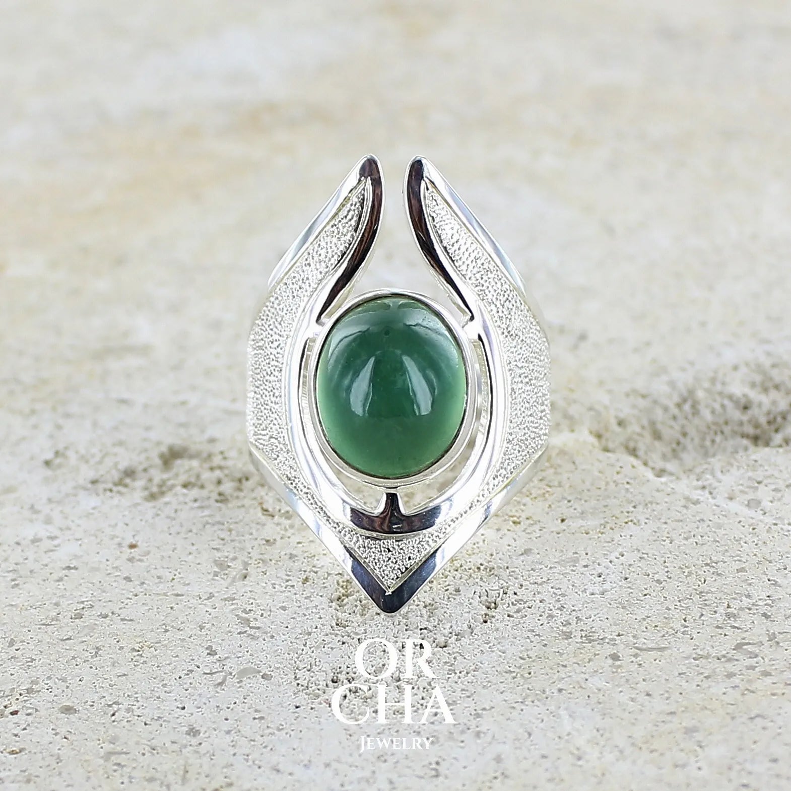 Grande bague pour femme en argent massif sertie d'une préhnite de couleur verte jaune clair, Pierre taillée en cabochon en forme de goutte. Pierre gemme de qualité transparente à inclusions. Bijoux unique réalisé en taille 59 par Orchajewelry.