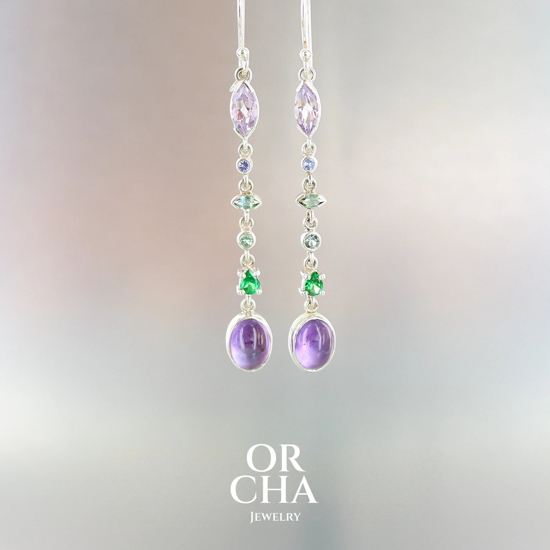 Boucles d'oreilles pendantes, pour femme, réalisées en argent sterling 925, ornées de 12 pierres naturelles d'Améthystes, Grenats Tsavorites, Tourmalines et Tanzanites. Monture de qualité à la fois solide et délicate, travaillée de manière traditionnelle