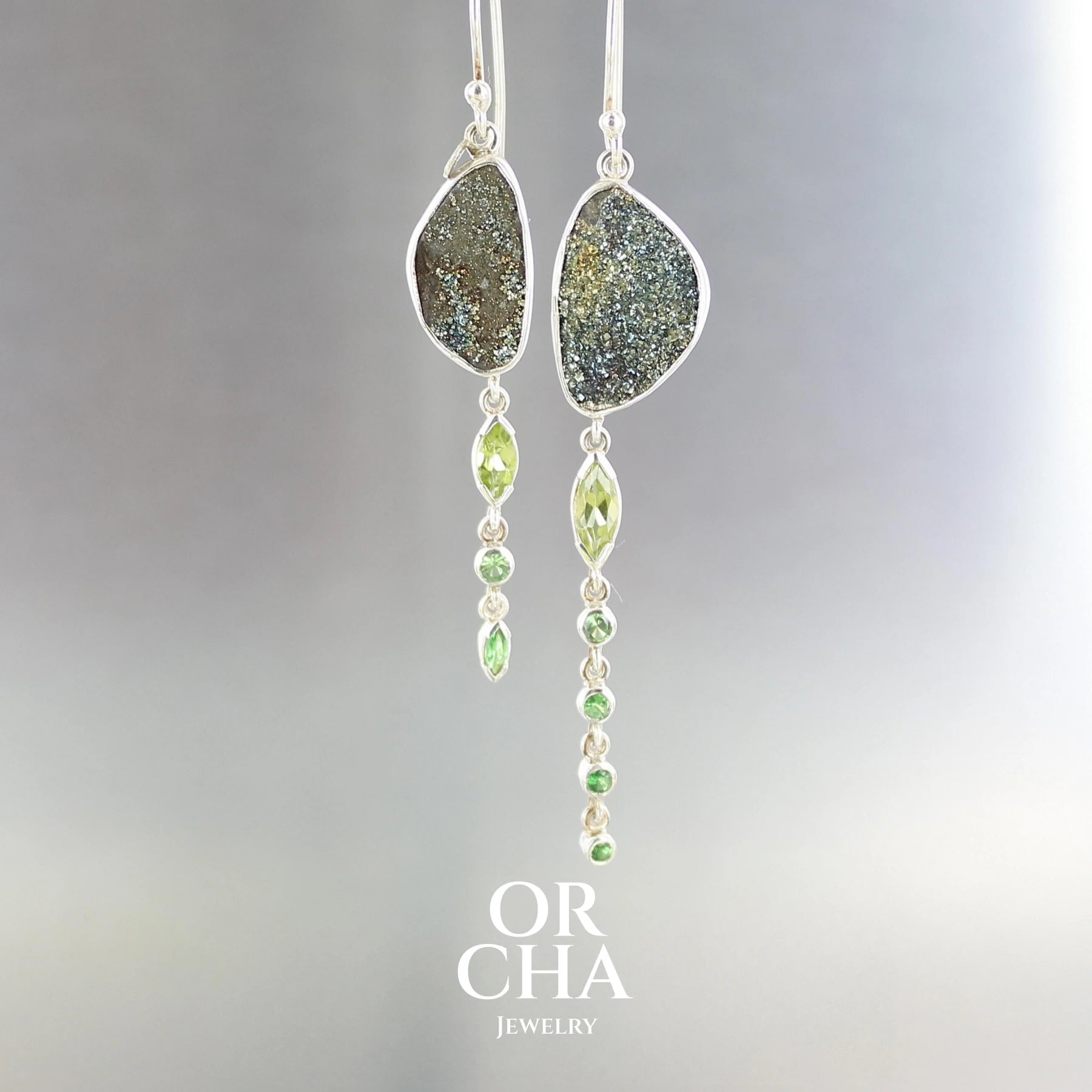 Boucles d'oreilles pendantes multicolores, pour femme, réalisées en argent sterling 925, ornées de Pyrites arc en ciel, de Péridots, Tourmalines vertes et Grenats Tsavorites, un total de 10 pierres semi précieuses naturelles. Monture de qualité à la fois solide et délicate, travaillée de manière traditionnelle