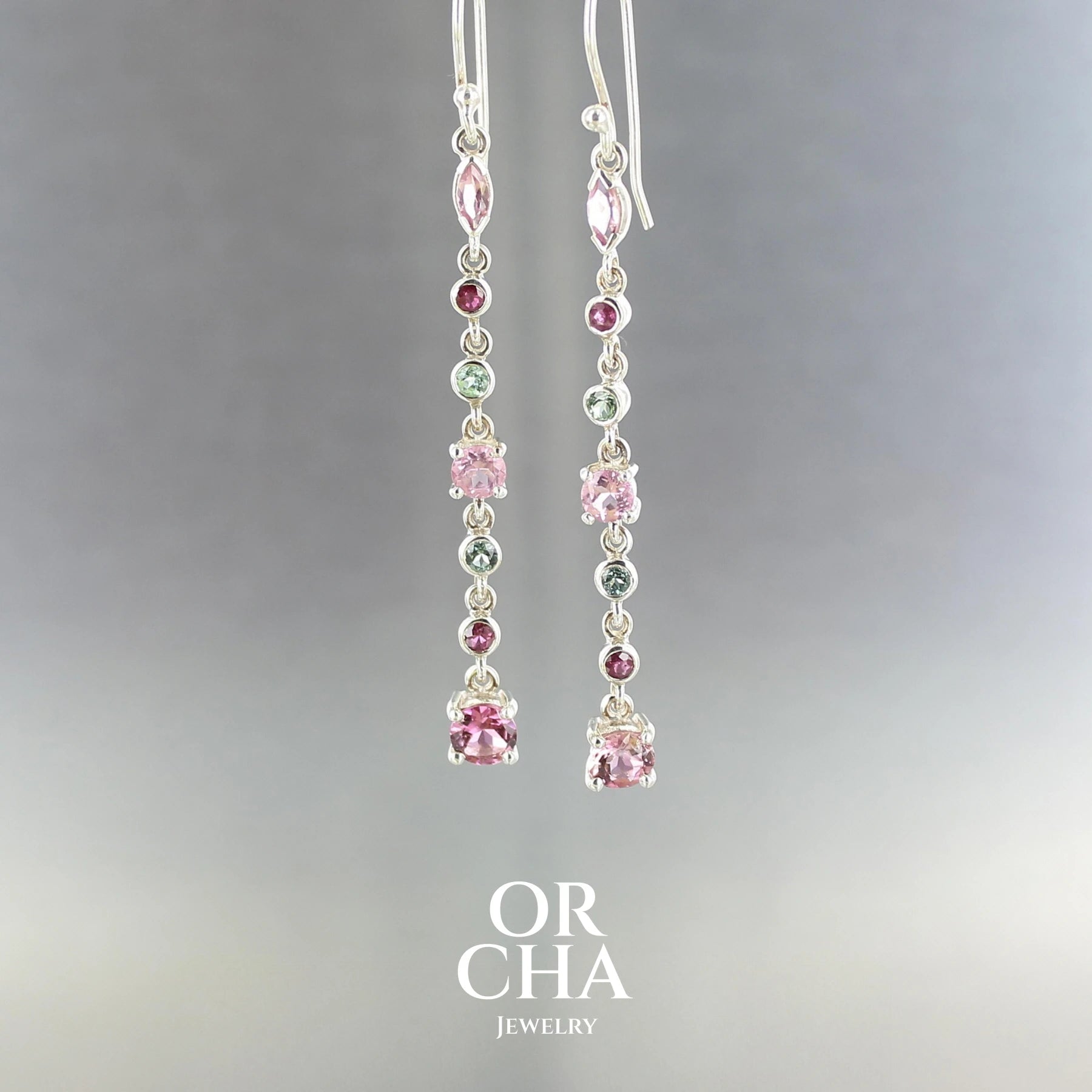 Boucles d'oreilles pendantes, pour femme, réalisées en argent sterling 925, ornées de Tourmalines roses et vertes et Rubis, un total de 14 pierres semi précieuses naturelles. Monture de qualité à la fois solide et délicate, travaillée de manière traditionnelle