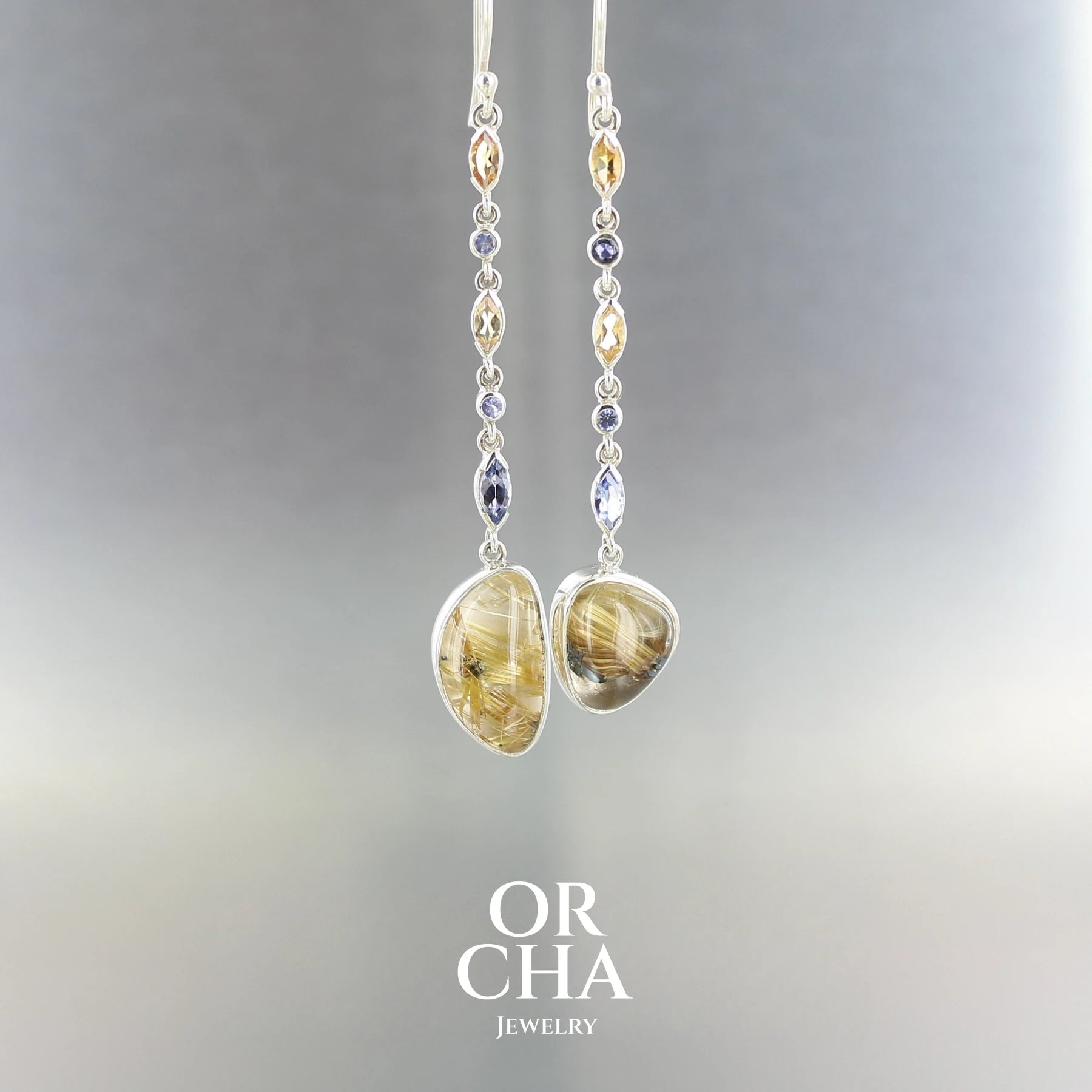 Boucles d'oreilles pendantes, pour femme, réalisées en argent sterling 925, ornées de 12 pierres naturelles de Quartz Rutiles dorés, Citrines et Tanzanites. Monture de qualité à la fois solide et délicate, travaillée de manière traditionnelle