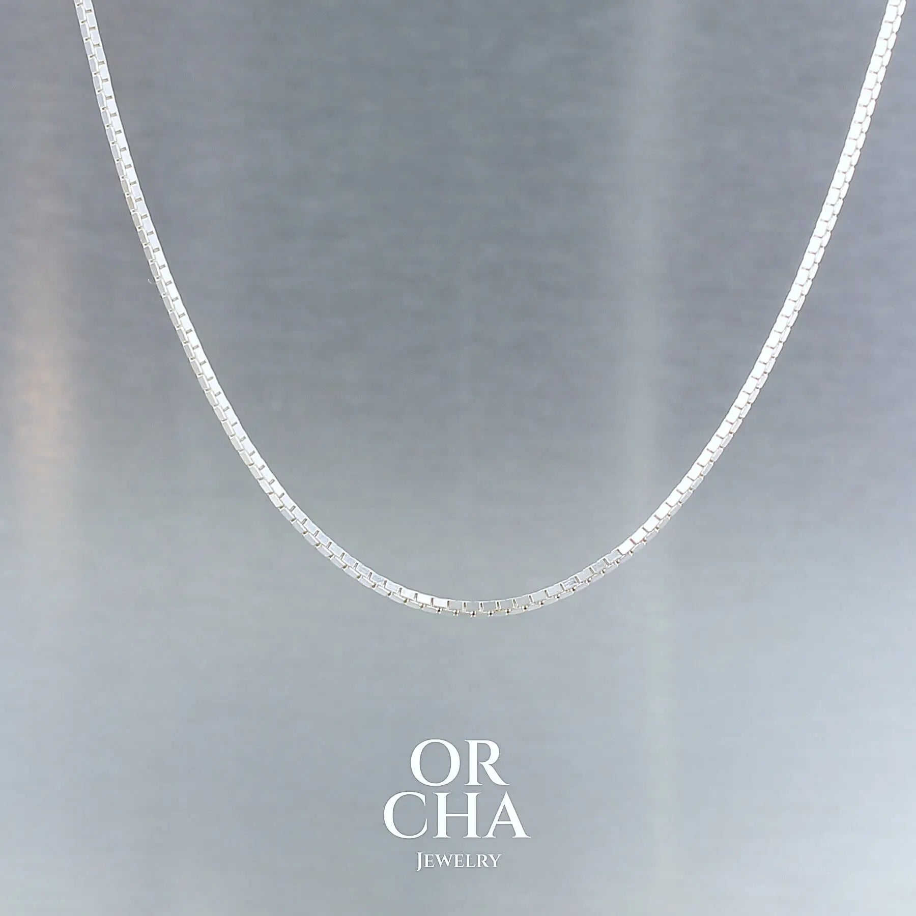 Chaine en argent sterling maille carrée miroir pour femmes. Chaine traitée anti ternissement ce qui n'empêche pas un nettoyage régulier à l'eau savonneuse.
Chaine disponible en différentes longueurs et épaisseurs. Type de fermeture anneau ressort. Envoi sous 48h, poinçon de garantie des métaux, service client.