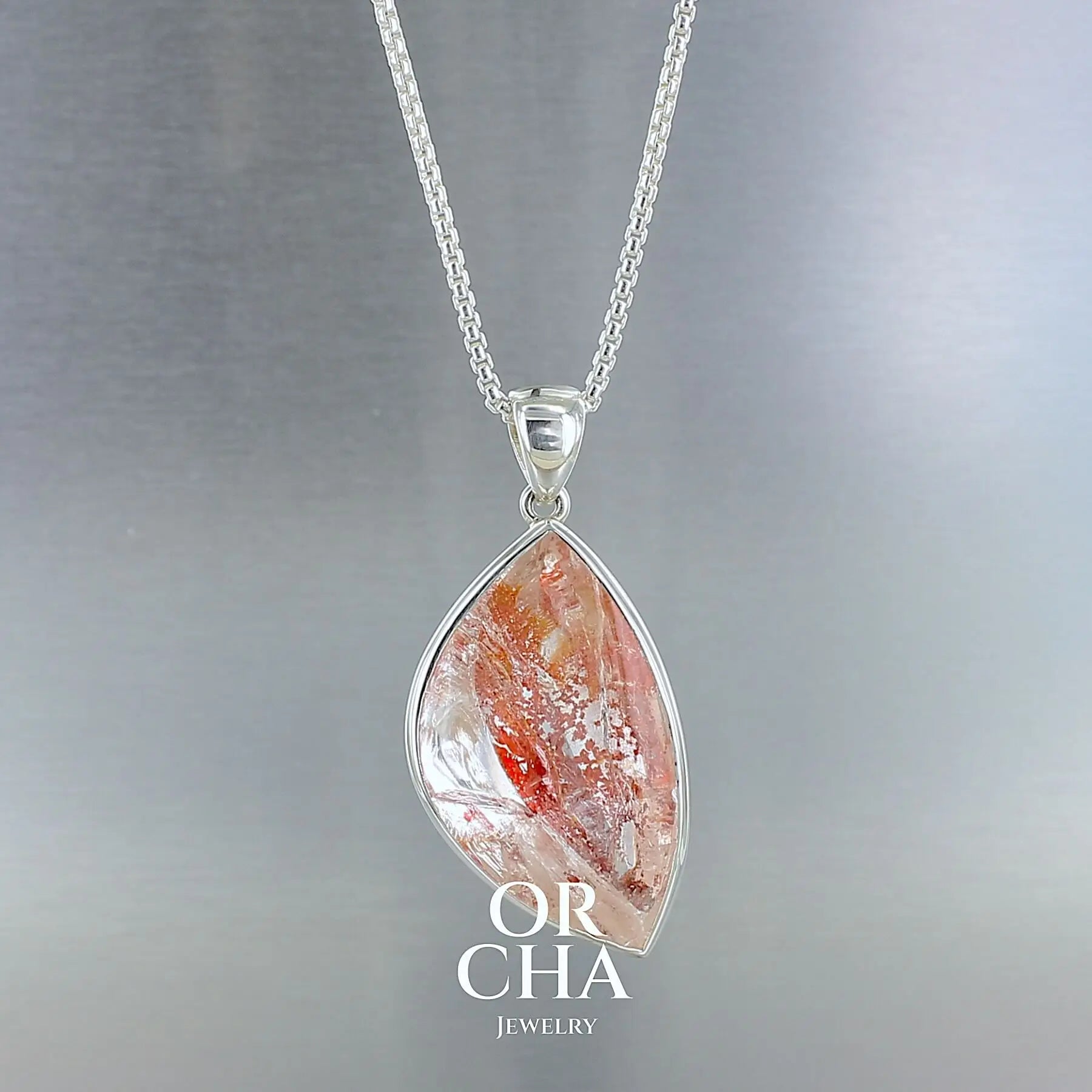 Chaine en argent sterling maille Vénitienne. Maille carrée arrondie qui convient aussi bien aux femmes qu'aux hommes. Chaine traitée anti ternissement ce qui n'empêche pas nettoyage régulier à l'eau savonneuse.
Chaine disponible en différentes longueurs et épaisseurs. Envoi sous 48h, poinçon de garantie des métaux, service client.