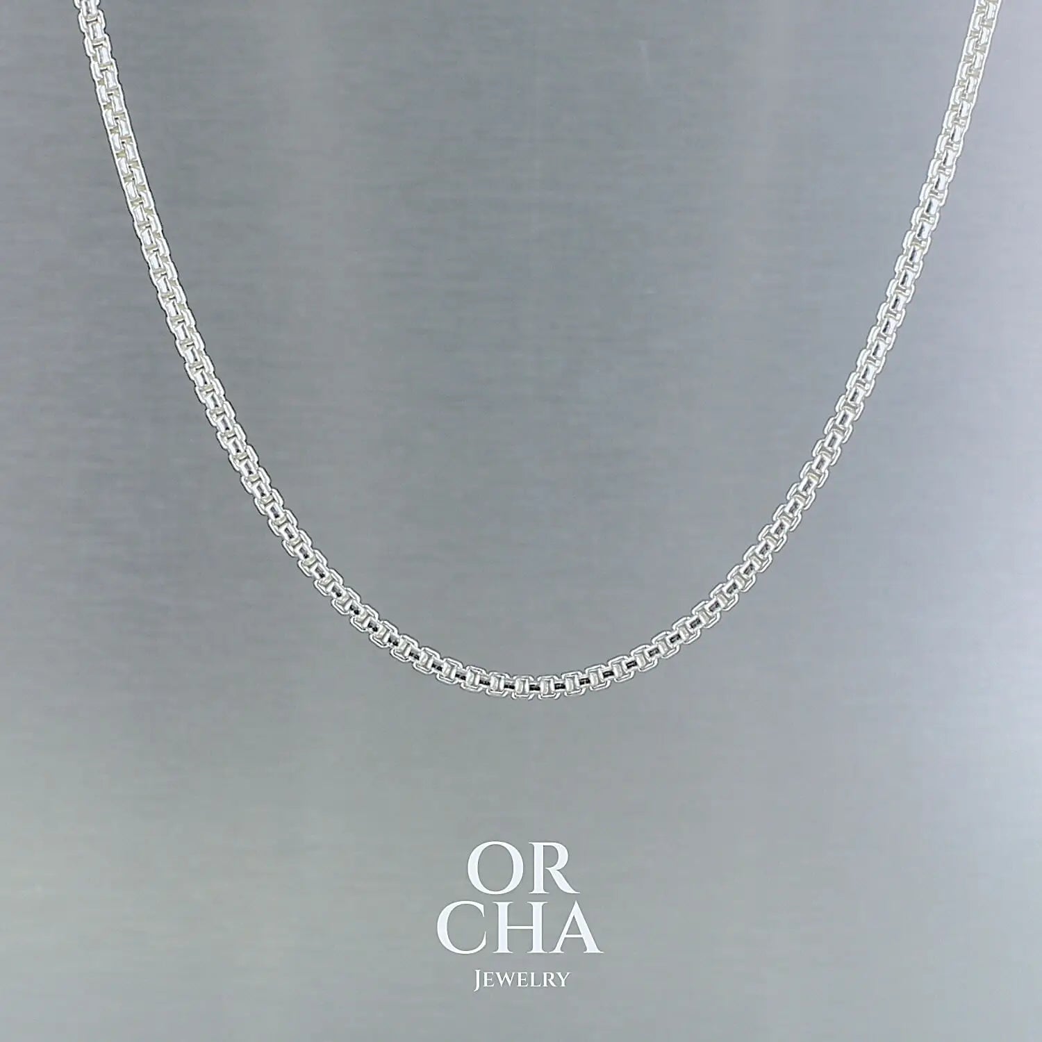 Chaine en argent sterling maille Vénitienne. Maille carrée arrondie qui convient aussi bien aux femmes qu'aux hommes. Chaine traitée anti ternissement ce qui n'empêche pas nettoyage régulier à l'eau savonneuse.
Chaine disponible en différentes longueurs et épaisseurs. Envoi sous 48h, poinçon de garantie des métaux, service client.