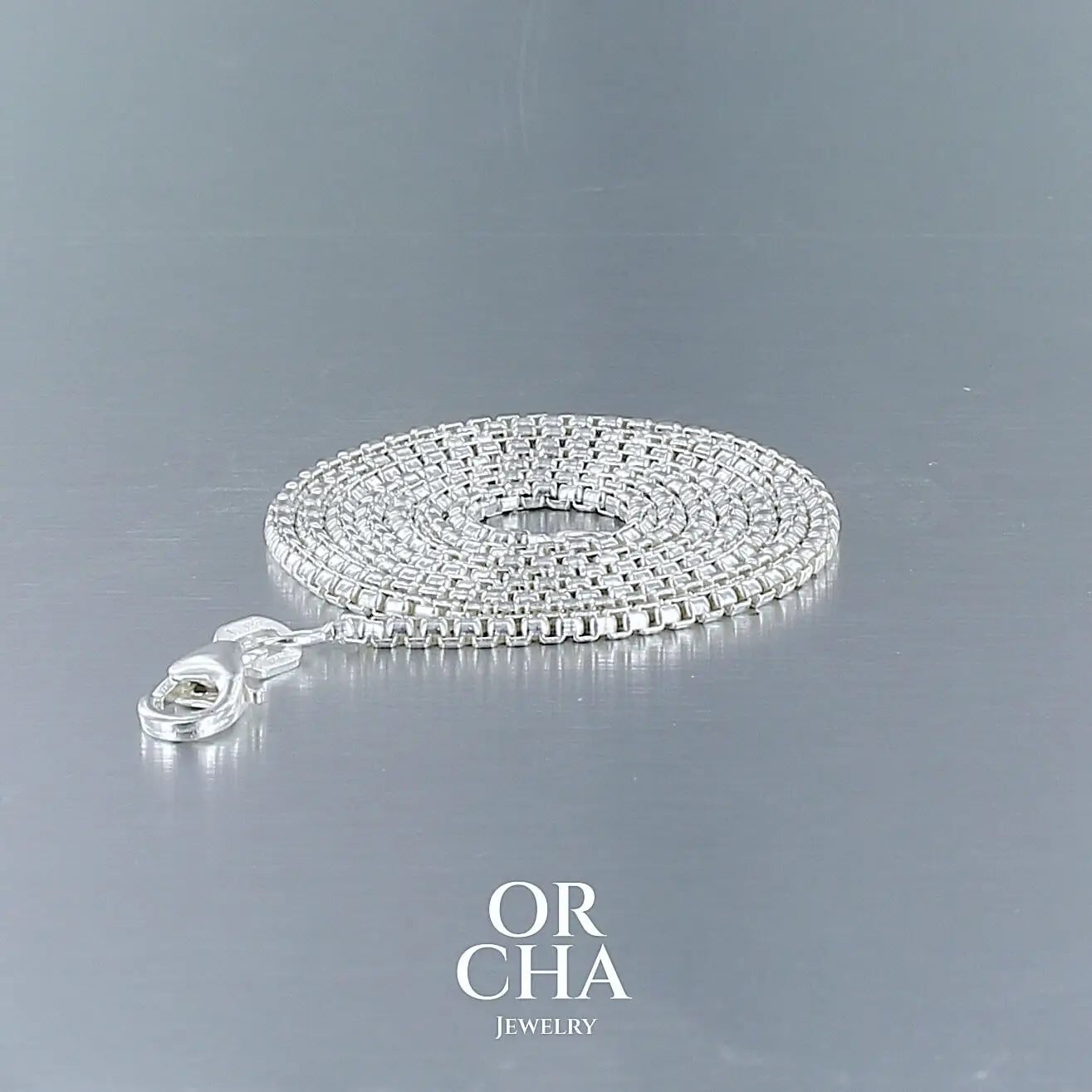 Chaine en argent sterling maille Vénitienne. Maille carrée arrondie qui convient aussi bien aux femmes qu'aux hommes. Chaine traitée anti ternissement ce qui n'empêche pas nettoyage régulier à l'eau savonneuse.
Chaine disponible en différentes longueurs et épaisseurs. Envoi sous 48h, poinçon de garantie des métaux, service client.