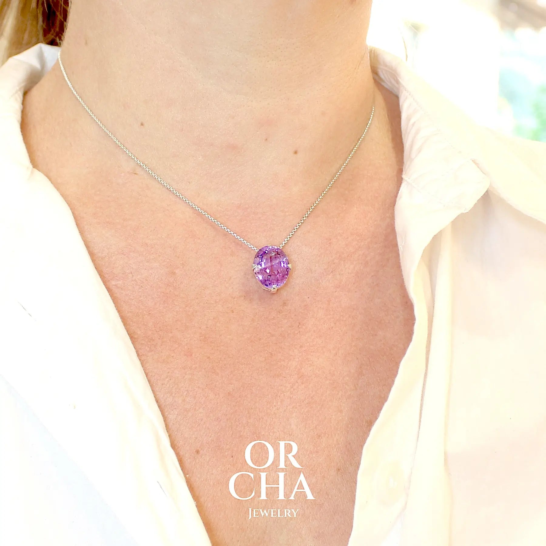 Collier solitaire pour femme en argent massif sertie d'une Améthyste. Pierre facettée de forme ovale de qualité transparente, inclusions. Pierre naturelle de couleur violet clair type rose de France. Pendentif monté sur une chaine en argent sterling de type maille vénitienne de 1,3 mm d'épaisseur et de 40 cm de longueur. Bijoux unique, éthique et durable présenté dans un coffret de notre marque, prêt à offrir. Livraison offerte, certificat d'authenticité, service client.