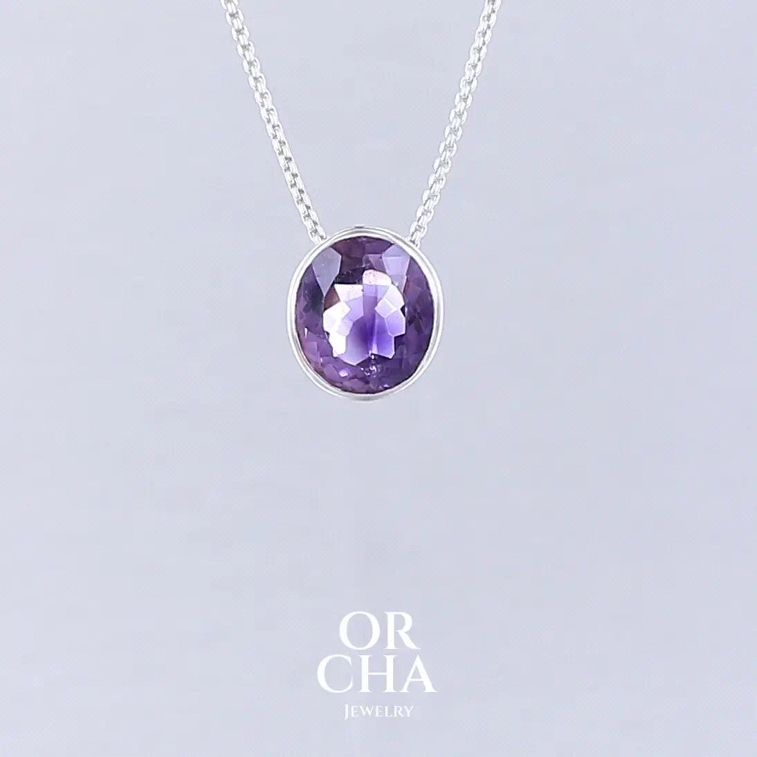Collier solitaire pour femme en argent massif sertie d'une Améthyste. Pierre facettée de forme ovale de qualité transparente, propre à l'oeil. Pierre naturelle de couleur violet foncé à plus clair. Pendentif monté sur une chaine en argent sterling de type maille vénitienne de 1,3 mm d'épaisseur et de 40 cm de longueur. Bijoux unique, éthique et durable présenté dans un coffret de notre marque, prêt à offrir. Livraison offerte, certificat d'authenticité, service client.
