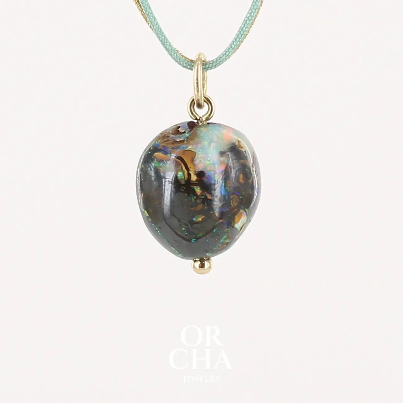 Collier perle d'opale boulder sertie en or 18k. Le pendentif est monté sur un collier de deux cordes: une doré scintillante et l'autre verte clair, les apprêts utilisé sont en Gold filled ( or laminé ) Bijoux unique, éthique et durable présenté dans un coffret de notre marque, prêt à offrir. Livraison offerte, certificat d'authenticité, service client.