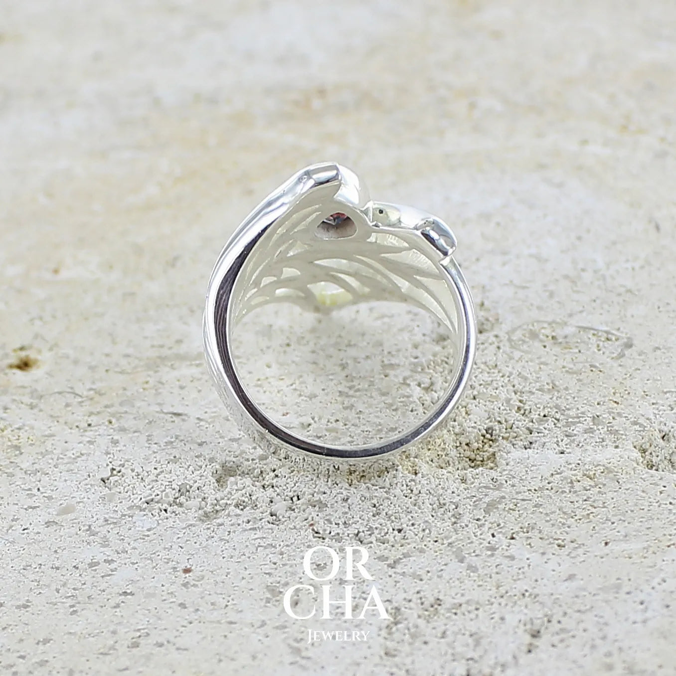 Dos d'une Grande Bague pour femme en argent massif, sertie d'une Tourmaline bicolore rose pêche et bleue nuit. Pierre facettée en forme de goutte. Pierre incolore, très lumineuse et propre à l'oeil. Bijoux unique au design de feuillage tropicale travaillé en filigrane réalisé en taille 54.