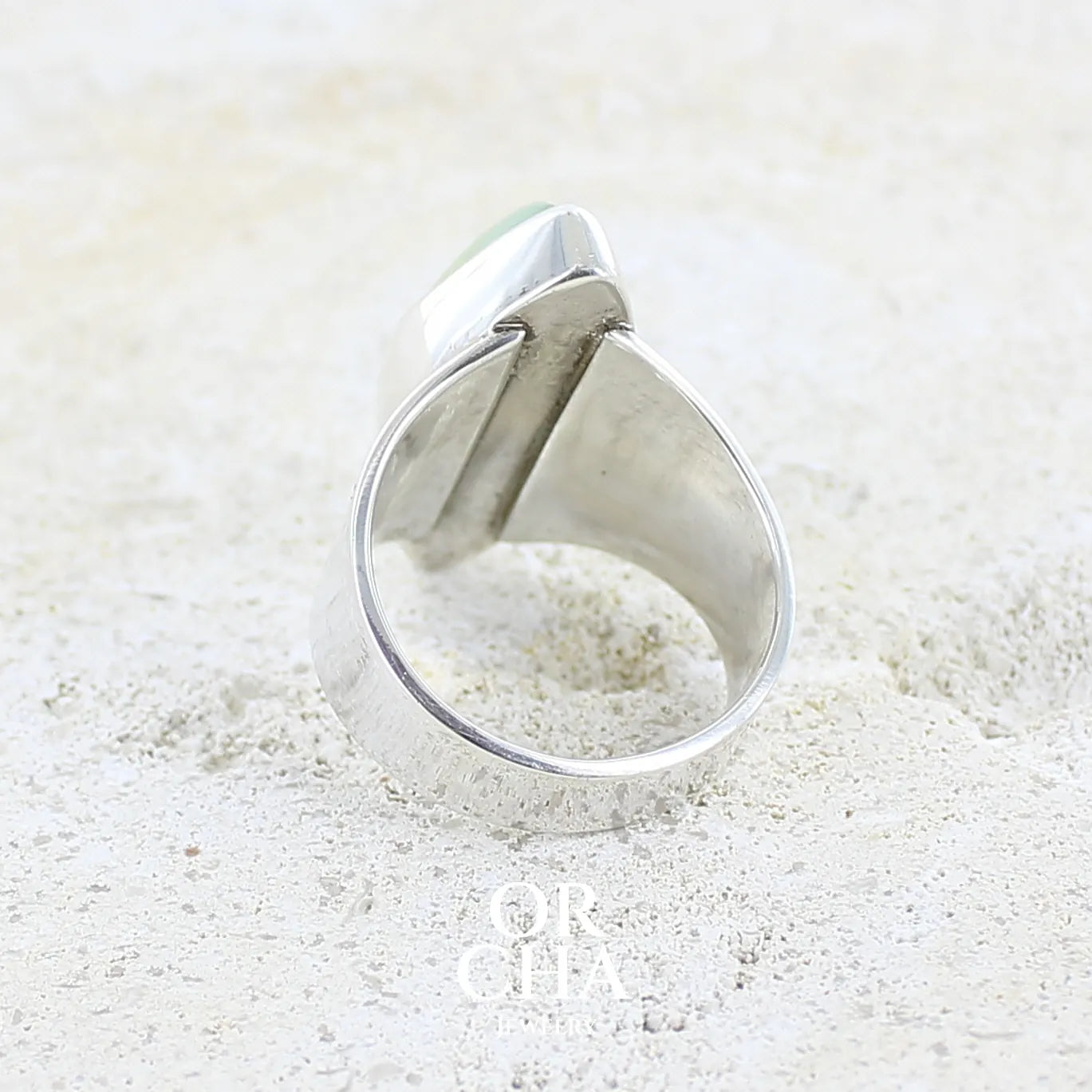 Vue de dos d'une Bague marquise pour femme en argent massif sertie d'une préhnite de couleur verte jaune clair, Pierre taillée en cabochon en forme de goutte. Pierre gemme de qualité transparente à inclusions. Bijoux unique réalisé en taille 60 par Orchajewelry.