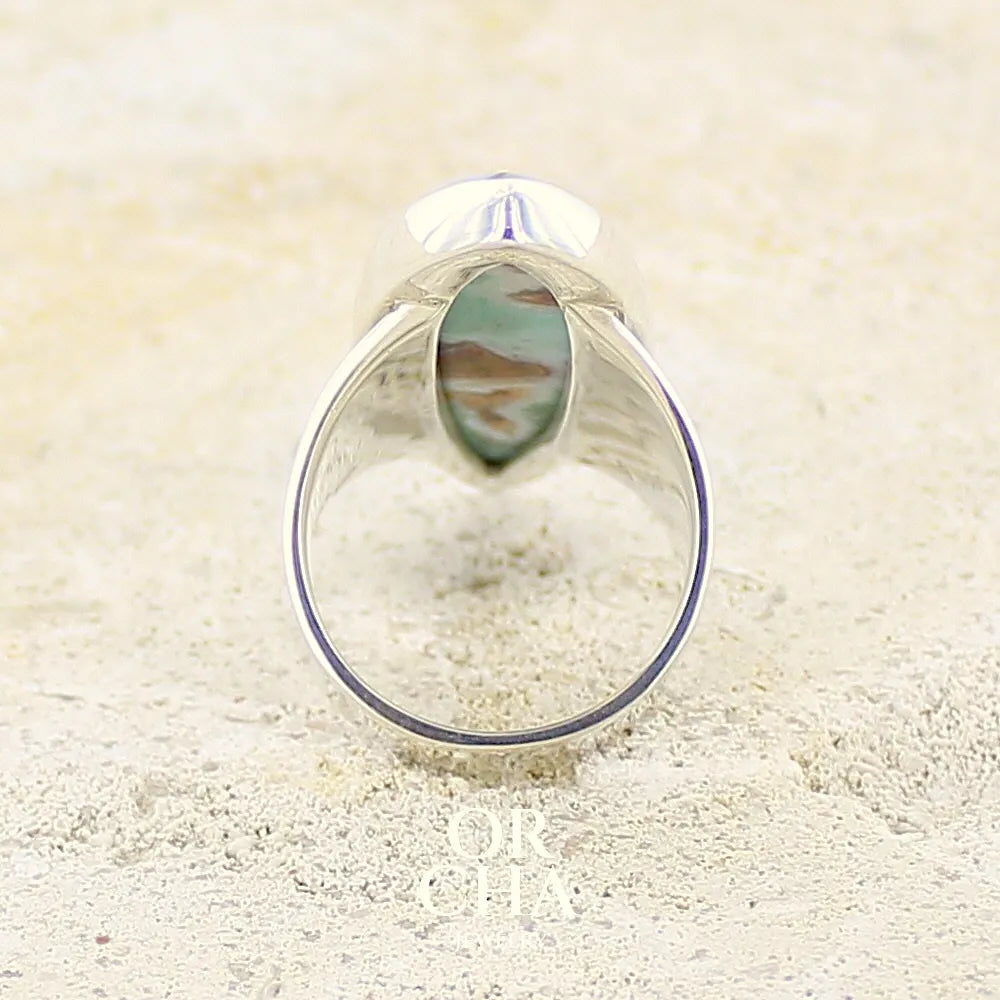 Dos d'une grande Bague marquise pour femme en argent massif, sertie d'un cabochon de calcédoine bleue verte et marron. Pierre cabochon de qualité opaque. Bijoux unique réalisé en taille 57,5 par Orcha Jewelry