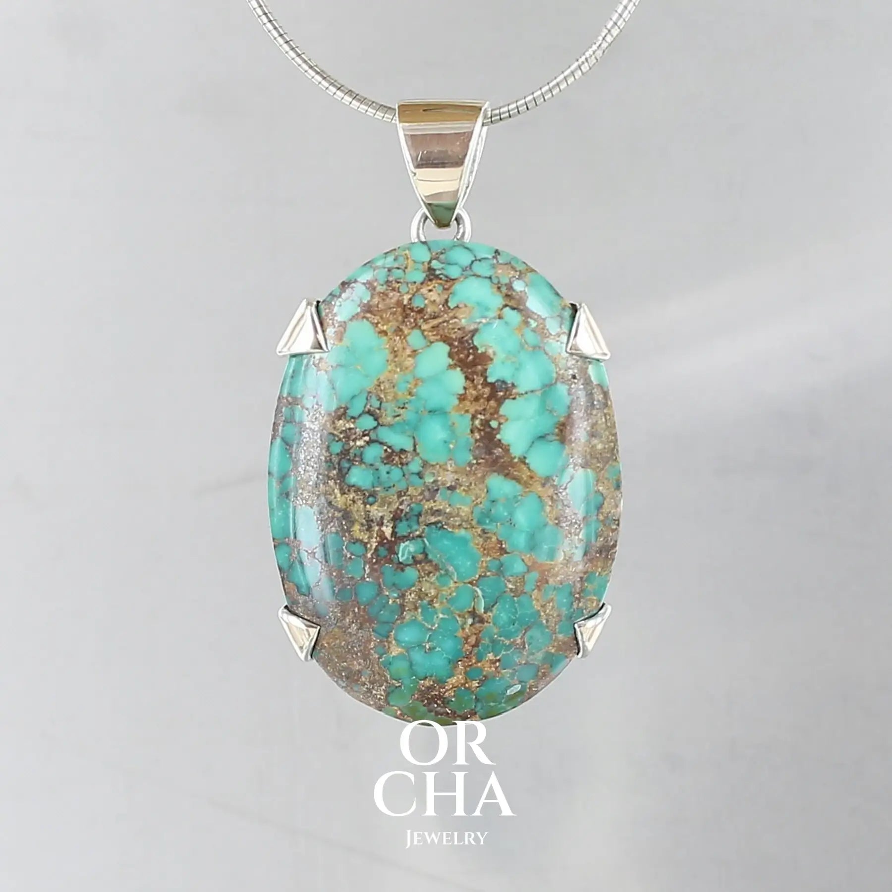 pendentif pour homme et femme, en argent massif et or 9k serti d'un cabochon de Turquoise Perse aux nuances de vert avec matrice brune.
Bijou unique, éthique et durable, réalisé à la main de manière traditionnelle, présenté dans un coffret de notre marque, prêt à offrir. Expédition gratuite.