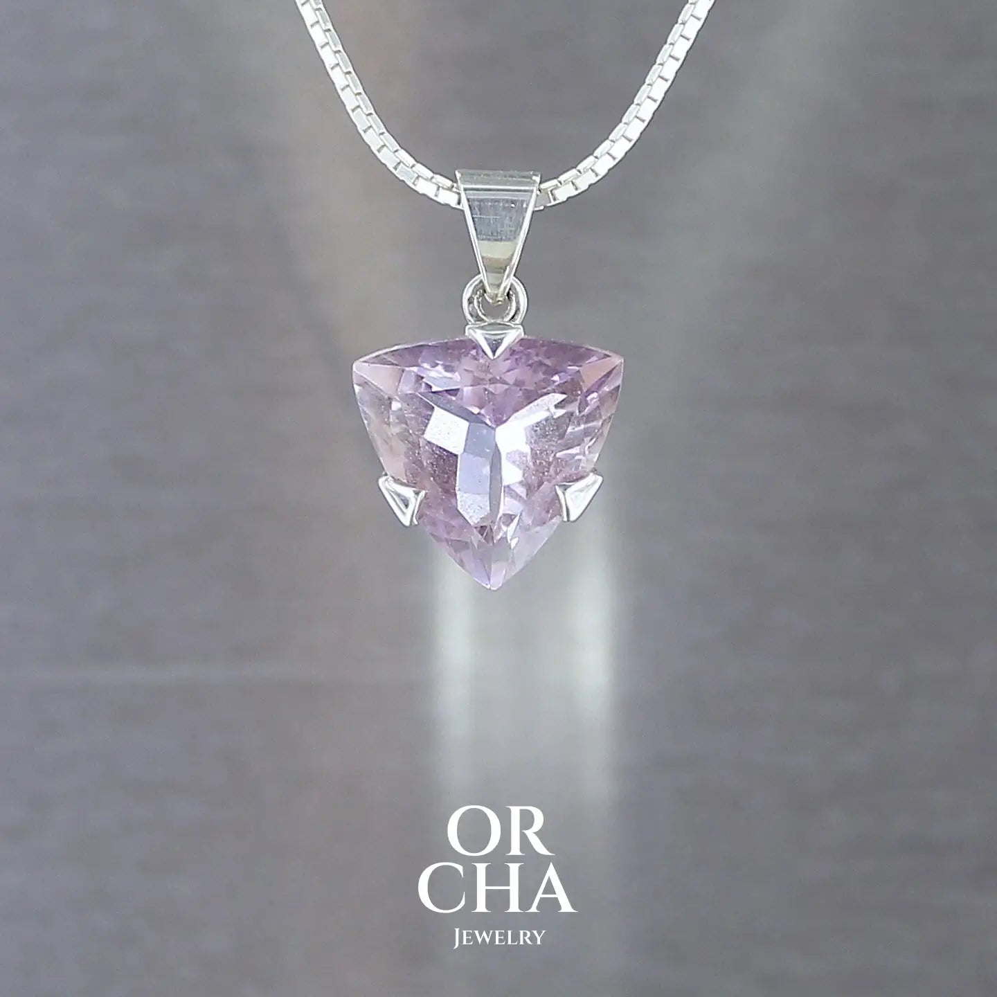 pendentif pour femme en argent massif serti d'une Améthyste de 6,5 carats de couleur violette clair, type rose de france. Pierre facettée naturelle transparente présentant des inclusions .Bijoux unique, éthique et durable présenté dans un coffret de notre marque, prêt à offrir. Livraison offerte, certificat d'authenticité, service client.
