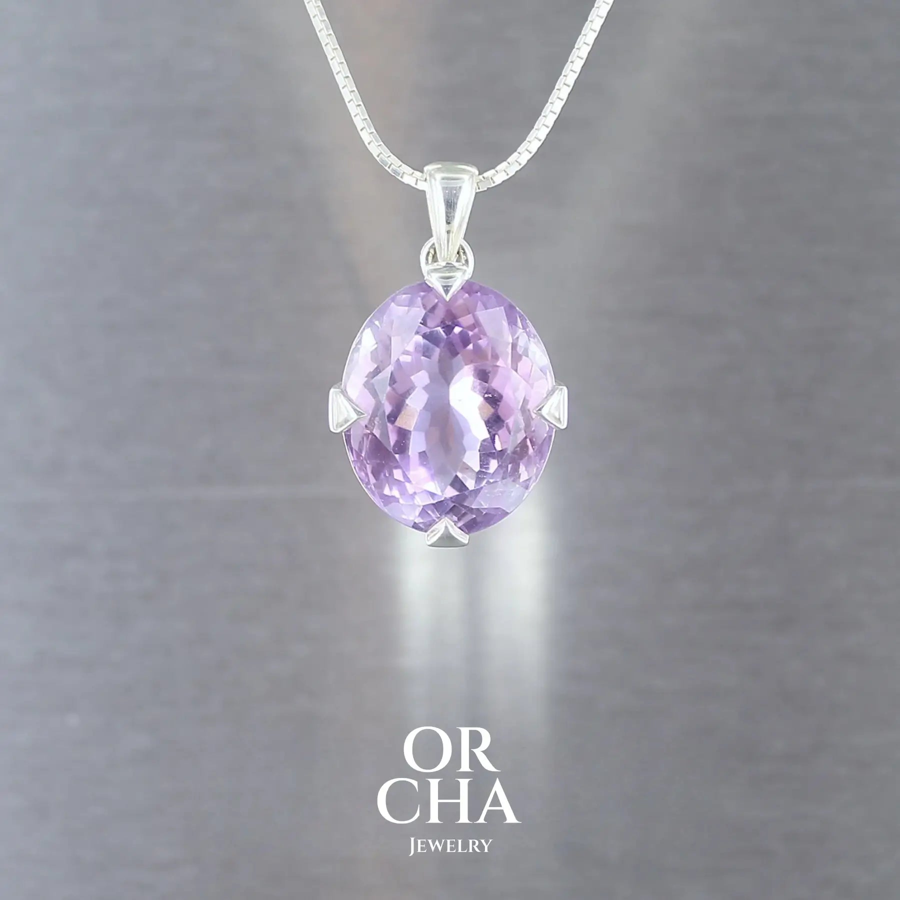 pendentif pour femme en argent massif serti d'une Améthyste de 24,5 carats de couleur violette clair type Rose de France. Pierre facettée naturelle transparente présentant de légères inclusions . Bijoux unique, éthique et durable présenté dans un coffret de notre marque, prêt à offrir. Livraison offerte, certificat d'authenticité, service client.
