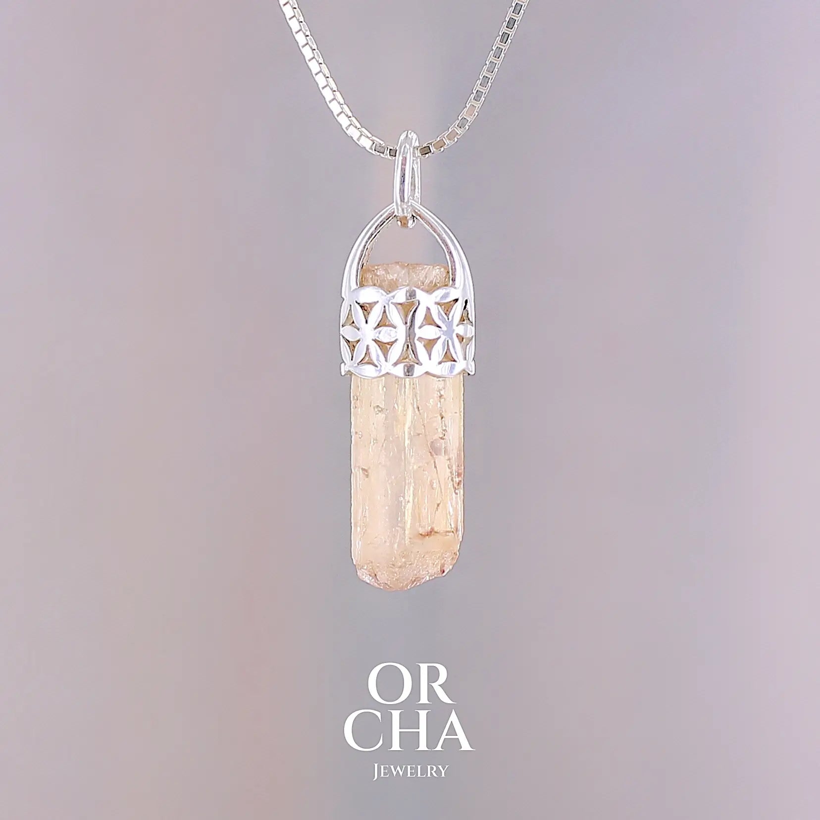 Pendentif fleur de vie en argent massif serti d'un cristal de topaze impériale de couleur jaune arrangé. Cristal brute mate, transparent, présentant des inclusions internes et en surface. Bijoux unique, éthique et durable présenté dans un coffret de notre marque, prêt à offrir. Livraison offerte, certificat d'authenticité, service client.
