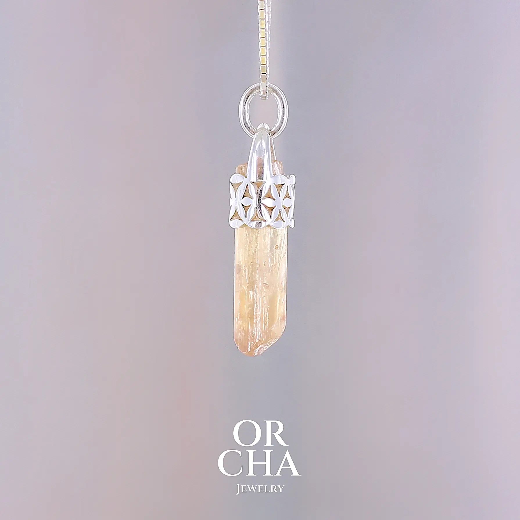 Pendentif fleur de vie en argent massif serti d'un cristal de topaze impériale de couleur jaune arrangé. Cristal brute mate, transparent, présentant des inclusions internes et en surface. Bijoux unique, éthique et durable présenté dans un coffret de notre marque, prêt à offrir. Livraison offerte, certificat d'authenticité, service client.
