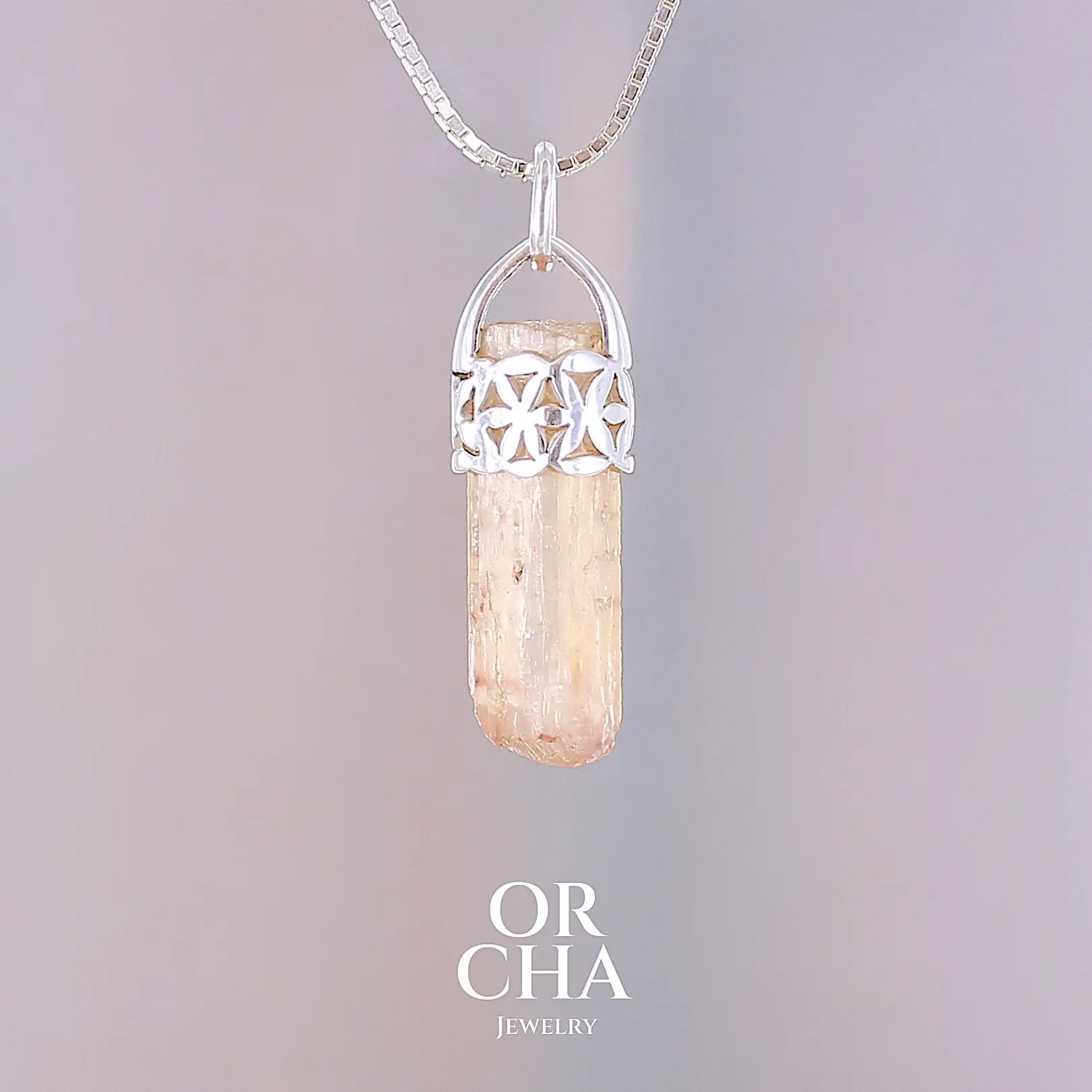 Pendentif fleur de vie en argent massif serti d'un cristal de topaze impériale de couleur jaune arrangé. Cristal brute mate, transparent, présentant des inclusions internes et en surface. Bijoux unique, éthique et durable présenté dans un coffret de notre marque, prêt à offrir. Livraison offerte, certificat d'authenticité, service client.
