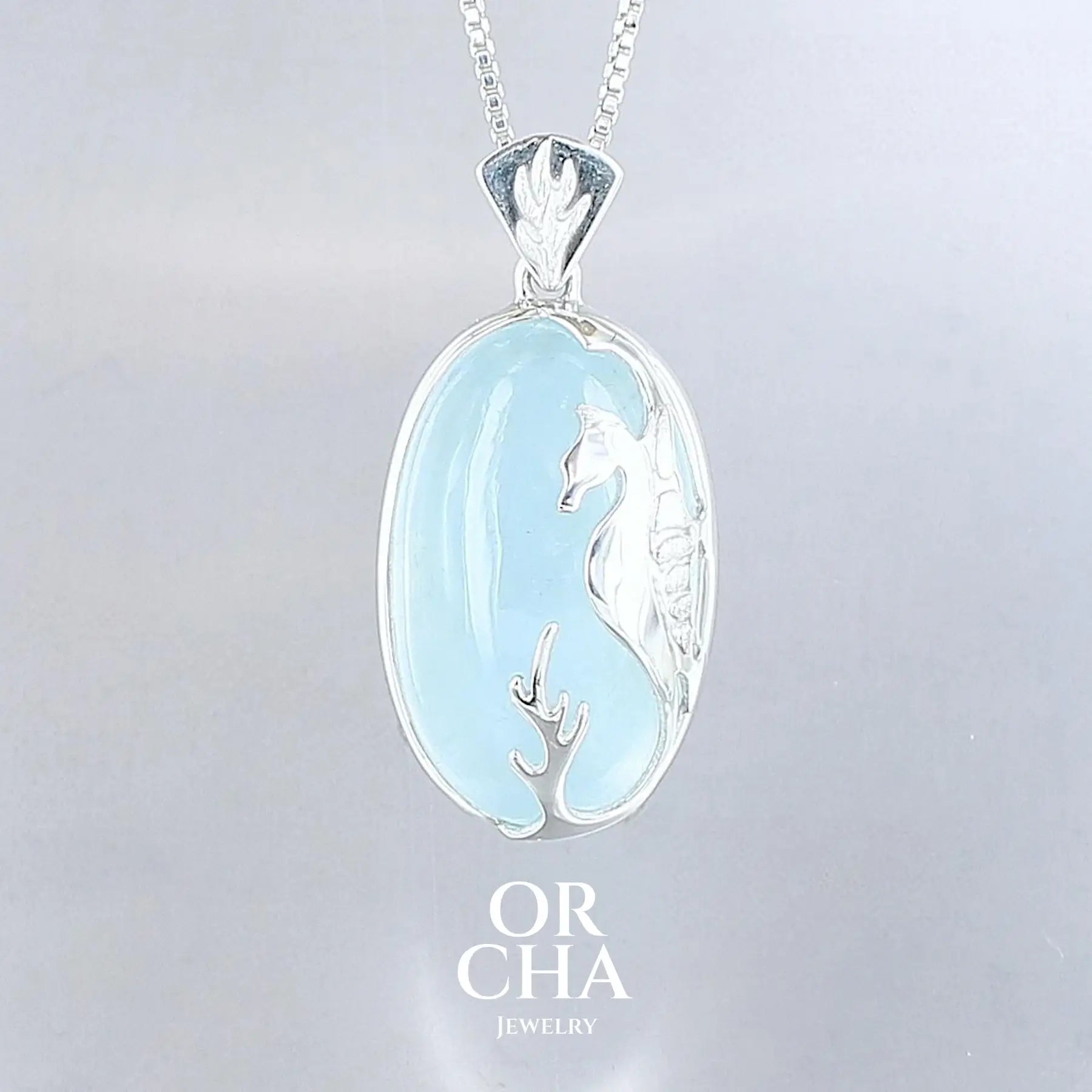 Pendentif pour femme en argent sterling 925, orné d’une Aigue-marine, pierre naturelle de couleur bleue. Ce pendentif est une pièce unique entièrement fabriqué à la main. Bijou de qualité qui équilibre harmonieusement la beauté naturelle de la pierre qui joue comme dans un tableau avec le travail figuratif du métal, ici un hippocampe. Monture de qualité à la fois solide et délicate, travaillée de manière traditionnelle. Création originale présentée dans un coffret de notre marque, prêt à offrir.