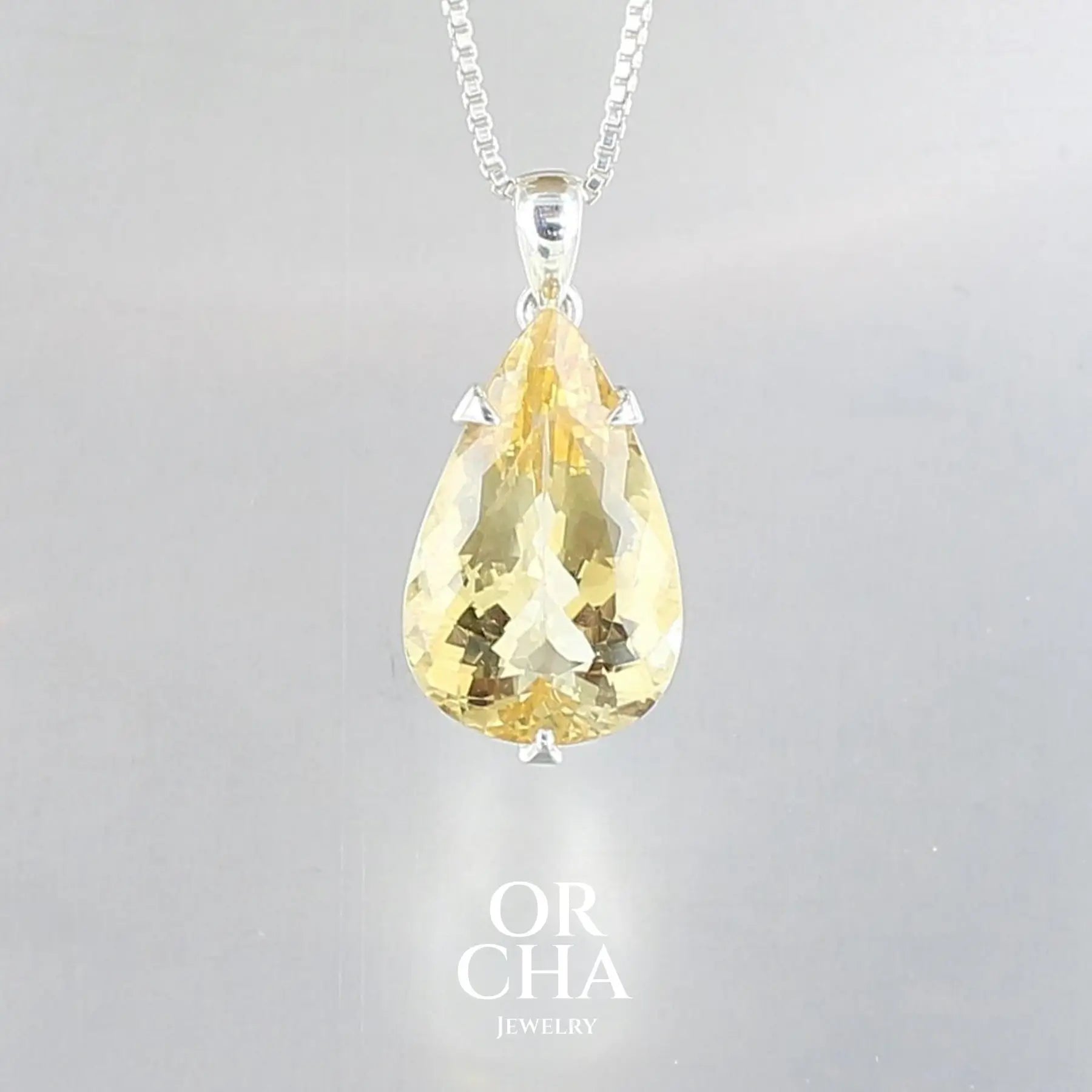 pendentif pour femme en argent massif serti d'une Citrine de couleur jaune doré clair, intense et lumineuse. Pierre facettée  transparente, propre à l'oeil. Pierre ayant subit un traitement de chauffe, traitement admis et fréquent en gemmologie pour ce type de pierre . Bijoux unique, éthique et durable présenté dans un coffret de notre marque, prêt à offrir. Livraison offerte, certificat d'authenticité, service client.