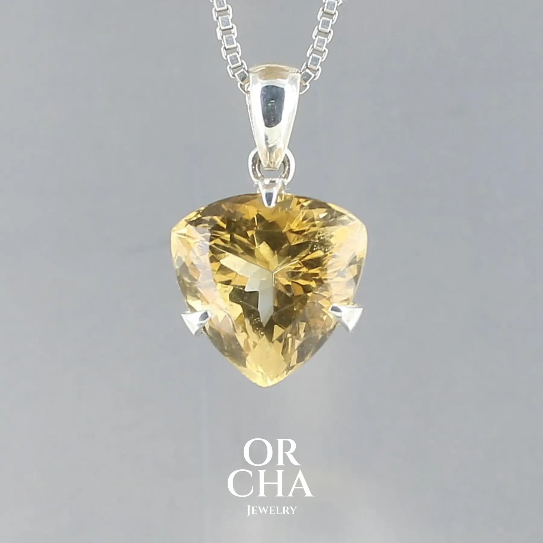 pendentif pour femme en argent massif serti d'une Citrine de couleur jaune clair doré,  intense et lumineuse. Pierre facettée  transparente, propre à l'oeil. Pierre ayant subit un traitement de chauffe, traitement admis et fréquent en gemmologie pour ce type de pierre . Bijoux unique, éthique et durable présenté dans un coffret de notre marque, prêt à offrir. Livraison offerte, certificat d'authenticité, service client.