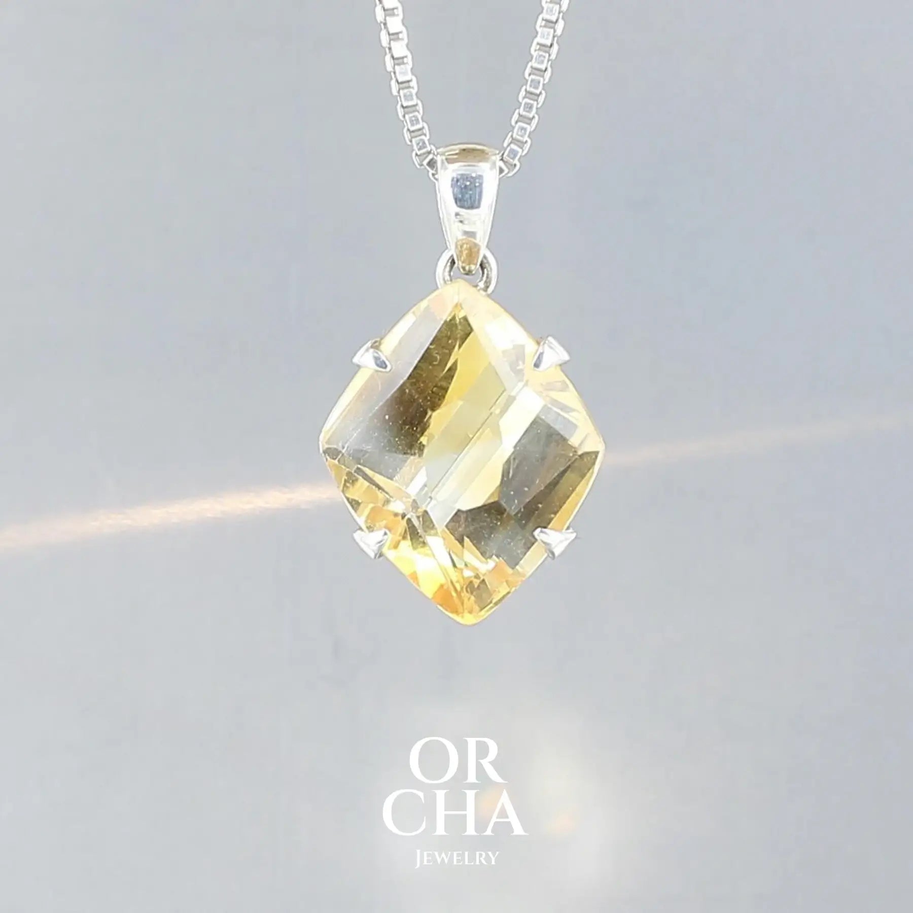 pendentif pour femme en argent massif serti d'une Citrine de couleur jaune clair doré, lumineuse et  intense. Pierre facettée  transparente, propre à l'oeil. Pierre ayant subit un traitement de chauffe, traitement admis et fréquent en gemmologie pour ce type de pierre . Bijoux unique, éthique et durable présenté dans un coffret de notre marque, prêt à offrir. Livraison offerte, certificat d'authenticité, service client.