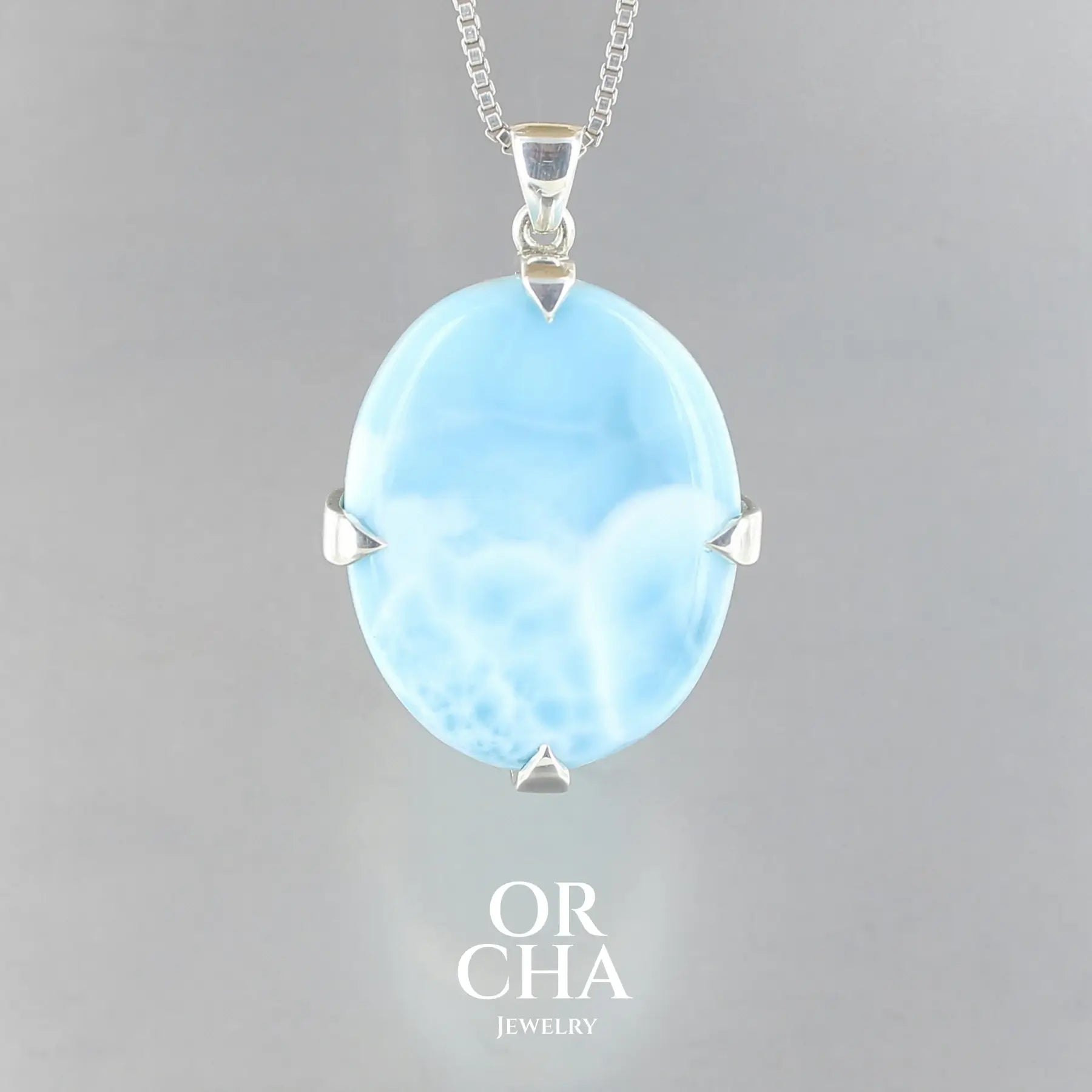 pendentif pour femme en argent massif serti d'un cabochon de Larimar de couleur bleu lagon. Pierre naturelle de qualité opaque. Bijoux unique, éthique et durable présenté dans un coffret de notre marque, prêt à offrir. Livraison offerte, certificat d'authenticité, service client