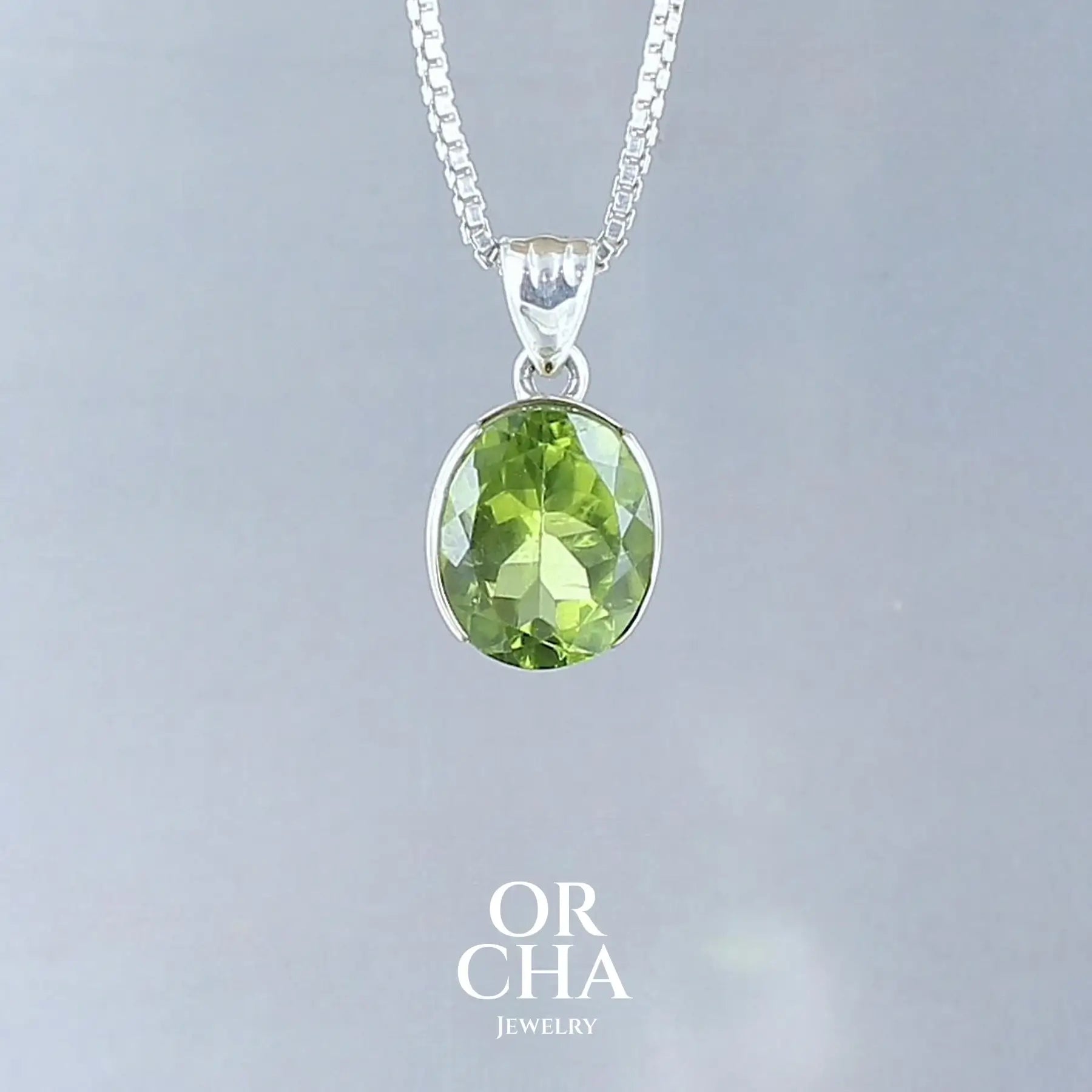 Pendentif solitaire pour femme en argent massif et or 12k serti d'un Péridot de 4 carats de couleur vert doré intense. Pierre facettée naturelle transparente, présentant des inclusions mais propre à l'oeil. Bijoux unique, éthique et durable présenté dans un coffret de notre marque, prêt à offrir. Livraison offerte, certificat d'authenticité, service client.
