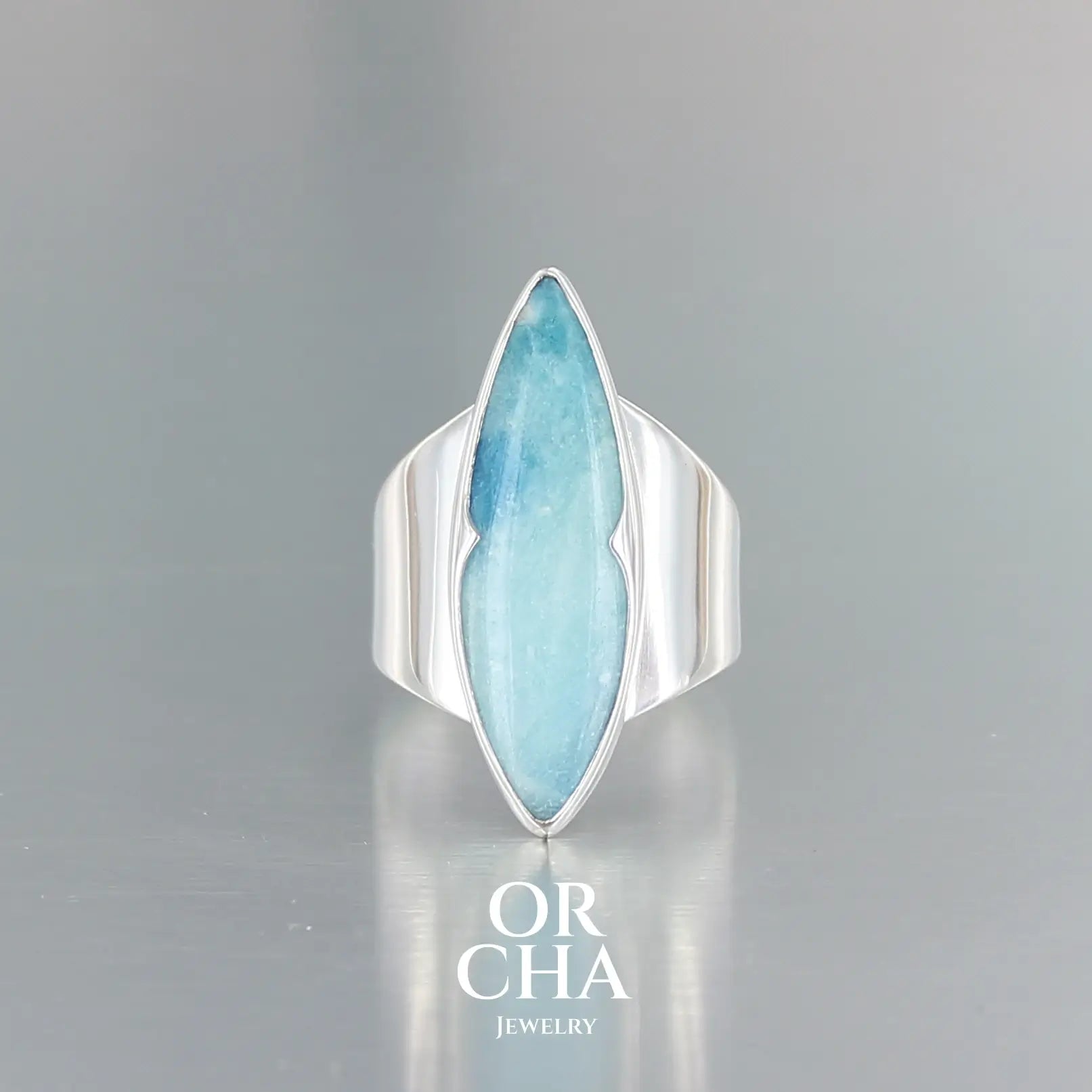 
Bague marquise contemporaine pour femme en argent massif sertie d'une Afghanite. Pierre cabochon transparente naturelle de couleur bleu clair et foncé. Taille 56. Bijoux unique, éthique et durable présenté dans un coffret de notre marque, prêt à offrir. Livraison offerte, certificat d'authenticité, service client.