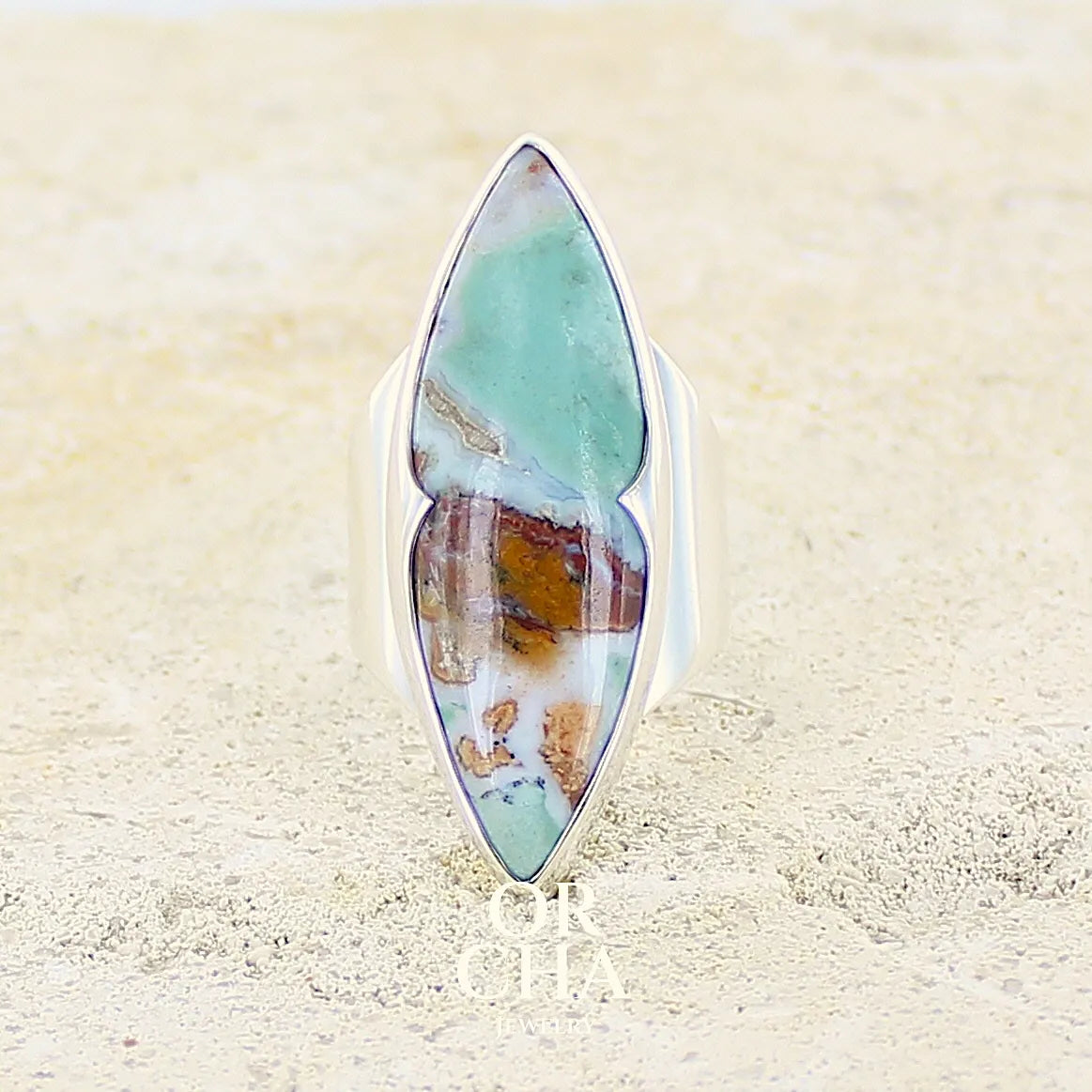 Grande Bague marquise pour femme en argent massif, sertie d'un cabochon de calcédoine bleue verte et marron. Pierre cabochon de qualité opaque. Bijoux unique réalisé en taille 57,5 par Orcha Jewelry