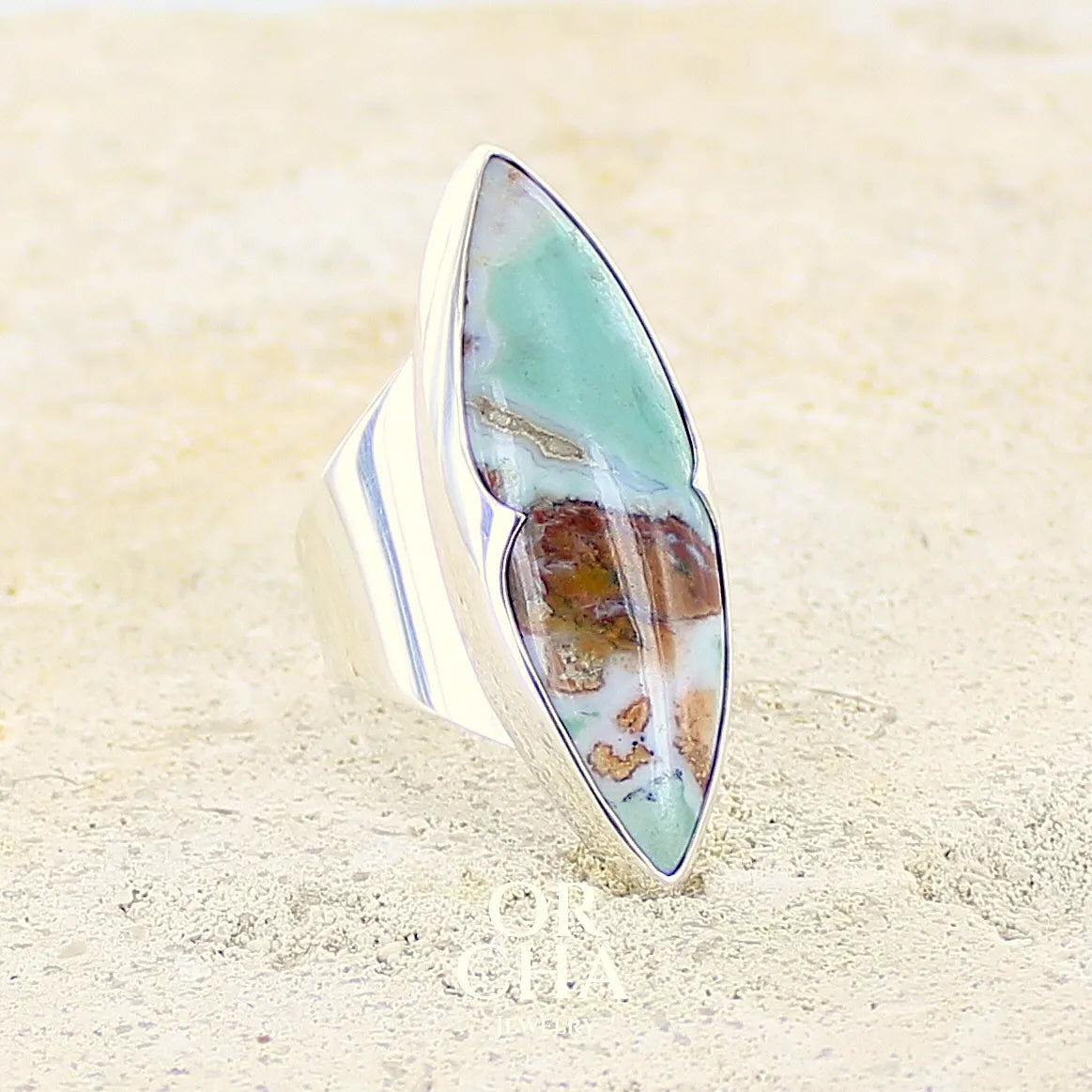 Grande Bague marquise pour femme en argent massif, sertie d'un cabochon de calcédoine bleue verte et marron. Pierre cabochon de qualité opaque. Bijoux unique réalisé en taille 57,5 par Orcha Jewelry