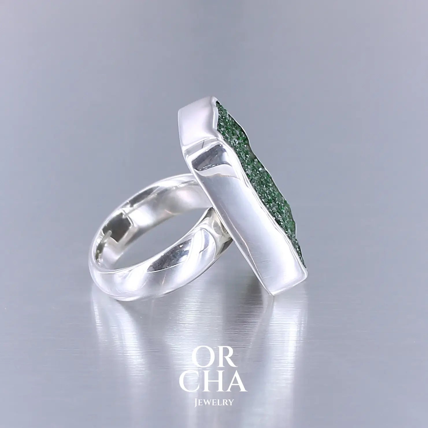 Bague en argent massif avec Grenat vert Uvarovite - Essential