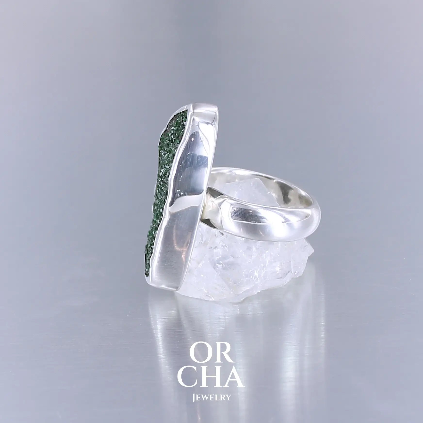 Bague en argent massif avec Grenat Uvarovite - Essential