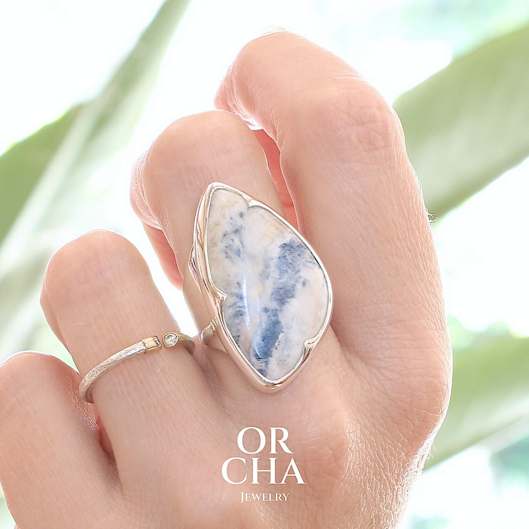 Bague de createur pour femme en argent massif sertie d'une scheelite bleue. Pierre naturelle de couleur bleu, beige creme et blanc de qualité  opaque. Taille 58. Bijoux unique, éthique et durable présenté dans un coffret de notre marque, prêt à offrir. Livraison offerte, certificat d'authenticité, service client.