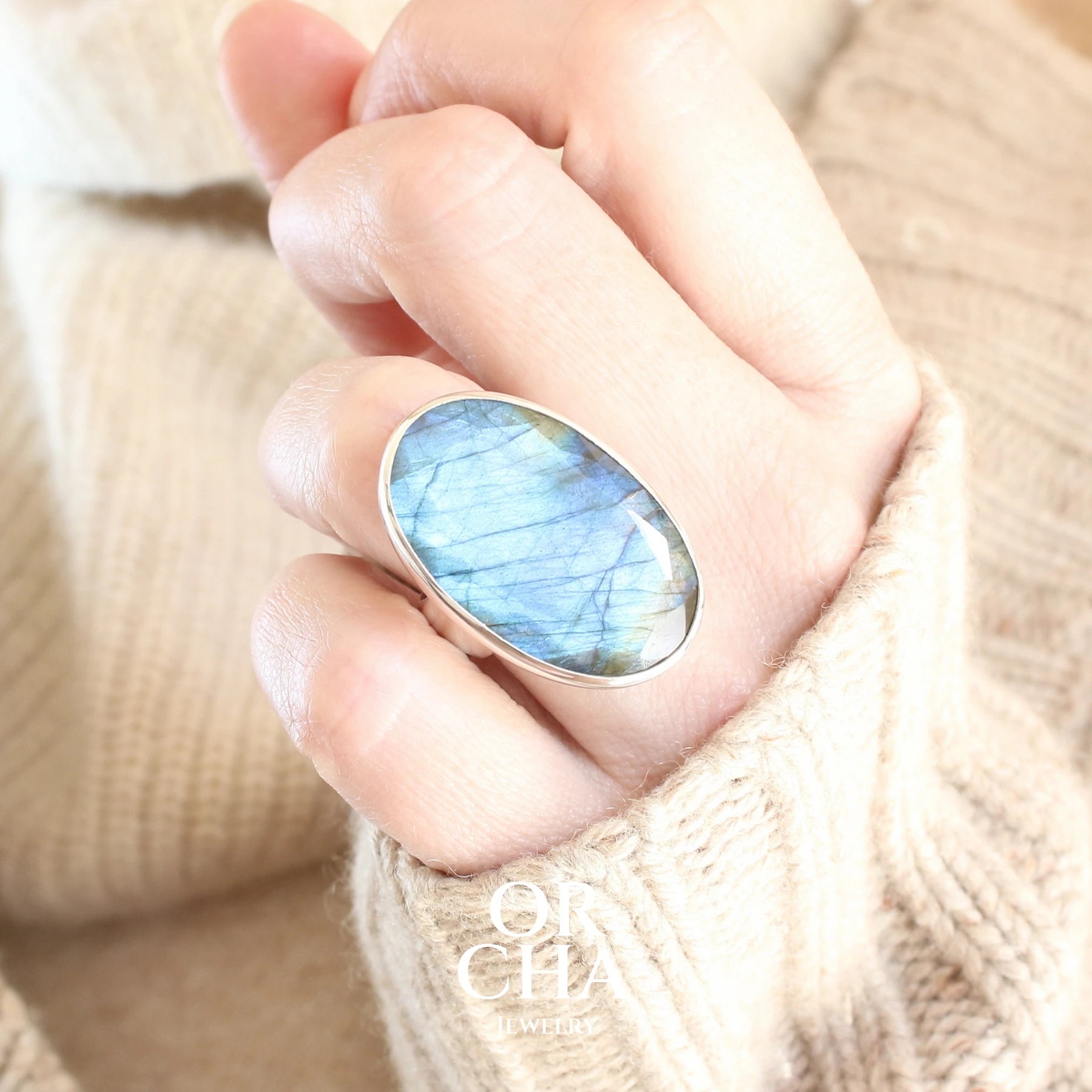 Bague unique pour femme en argent massif sertie d'une labradorite facettée aux reflets bleus et jaune selon la lumière. Pierre naturelle translucide présentant des inclusions fréquents sur ce type de pierre. Taille 54. Bijoux unique, éthique et durable présenté dans un coffret de notre marque, prêt à offrir. Livraison offerte, certificat d'authenticité, service client.