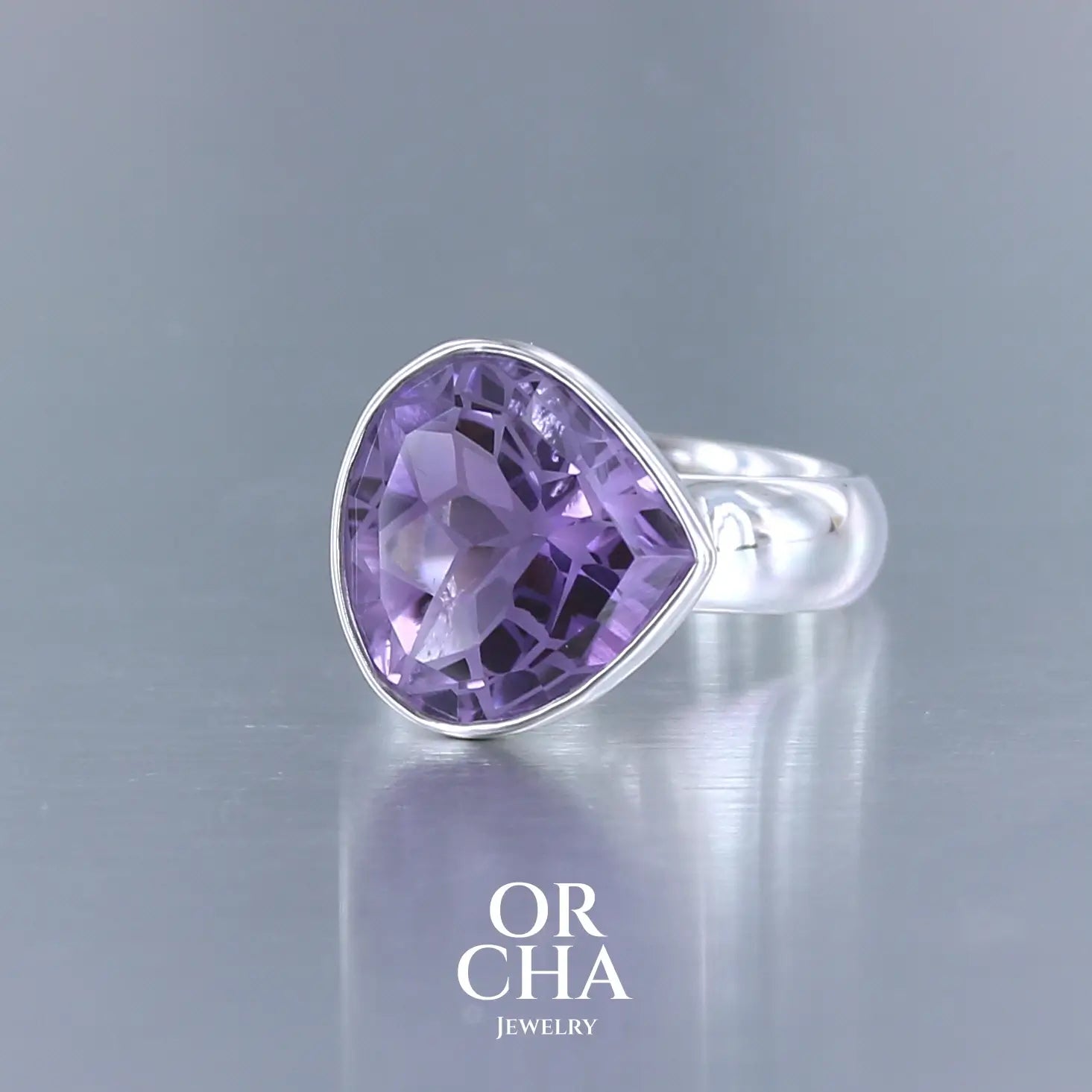 Bague cocktail en argent et Améthyste gravée - Essential