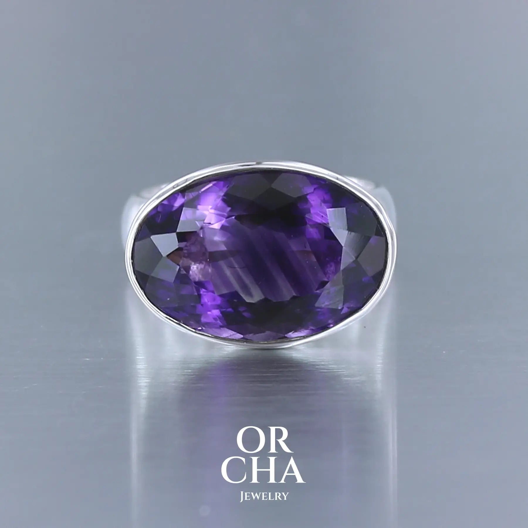 Bague cocktail pour femme en argent massif sertie d'une Améthyste. Pierre facettée de forme ovale de qualité transparente, propre à l'oeil. Pierre naturelle de couleur violette foncée aux légers reflets bleutés. Tailles 61. Bijoux unique, éthique et durable présenté dans un coffret de notre marque, prêt à offrir. Livraison offerte, certificat d'authenticité, service client.

