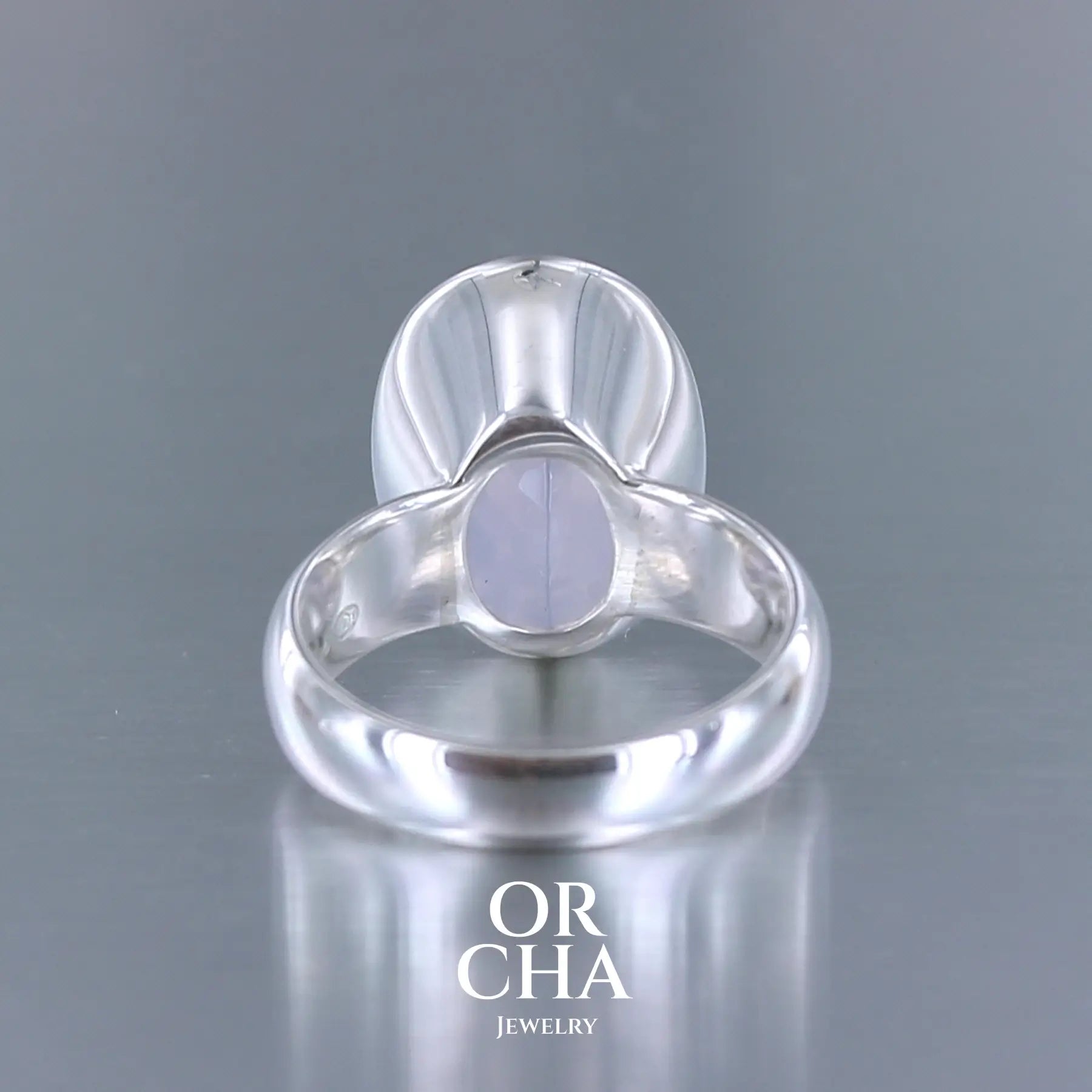 Bague cocktail pour femme en argent massif sertie d'un Quartz lavande. Pierre facettée de forme carrée de qualité transparente, propre à l'oeil. Pierre naturelle de couleur violette pastel teintée de rose avec de légers reflets opalescents. Bague réalisée en taille 60. Bijoux unique, éthique et durable présenté dans un coffret de notre marque, prêt à offrir. Livraison offerte, certificat d'authenticité, service client.
