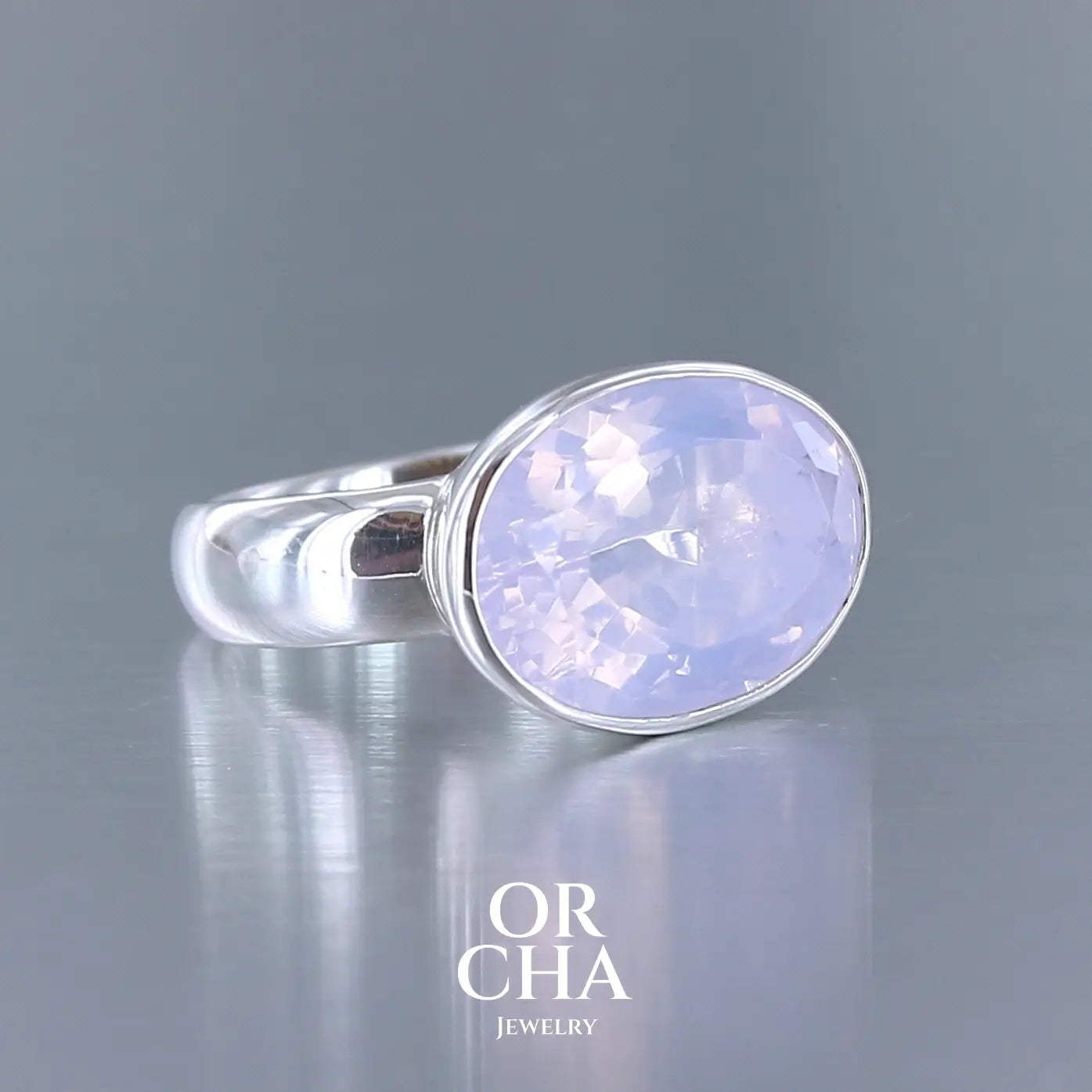Bague cocktail pour femme en argent massif sertie d'un Quartz lavande. Pierre facettée de forme ovale de qualité transparente, propre à l'oeil. Pierre naturelle de couleur violette pastel teintée de rose avec de légers reflets opalescents. Bague réalisée en taille 56 . Bijoux unique, éthique et durable présenté dans un coffret de notre marque, prêt à offrir. Livraison offerte, certificat d'authenticité, service client.