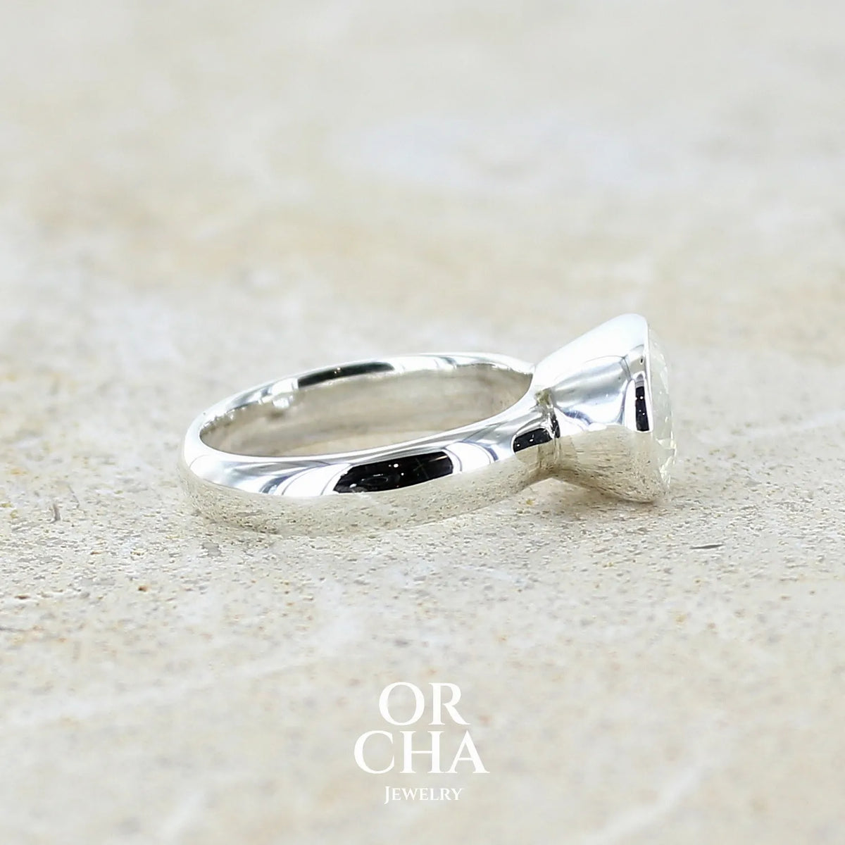 Bague cocktail pour femme en argent massif 925 sertie d'une pierre de lune de Madagascar arc-en-ciel taillée de 3,58 carats. Pierre incolore aux reflets bleutés et arc-en-ciel. Pierre transparente avec inclusions. Bijoux unique réalisé en taille 56 par Orchajewelry