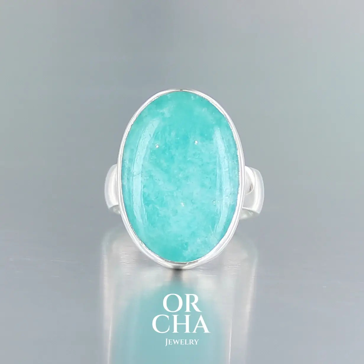 Bague pour femme en argent massif sertie d'une Amazonite. Pierre cabochon de forma ovale, pierre naturelle de couleur bleu vert présentant de légère marbrures blanches. Qualité  translucide. Taille 56. Bijoux unique, éthique et durable présenté dans un coffret de notre marque, prêt à offrir. Livraison offerte, certificat d'authenticité, service client.