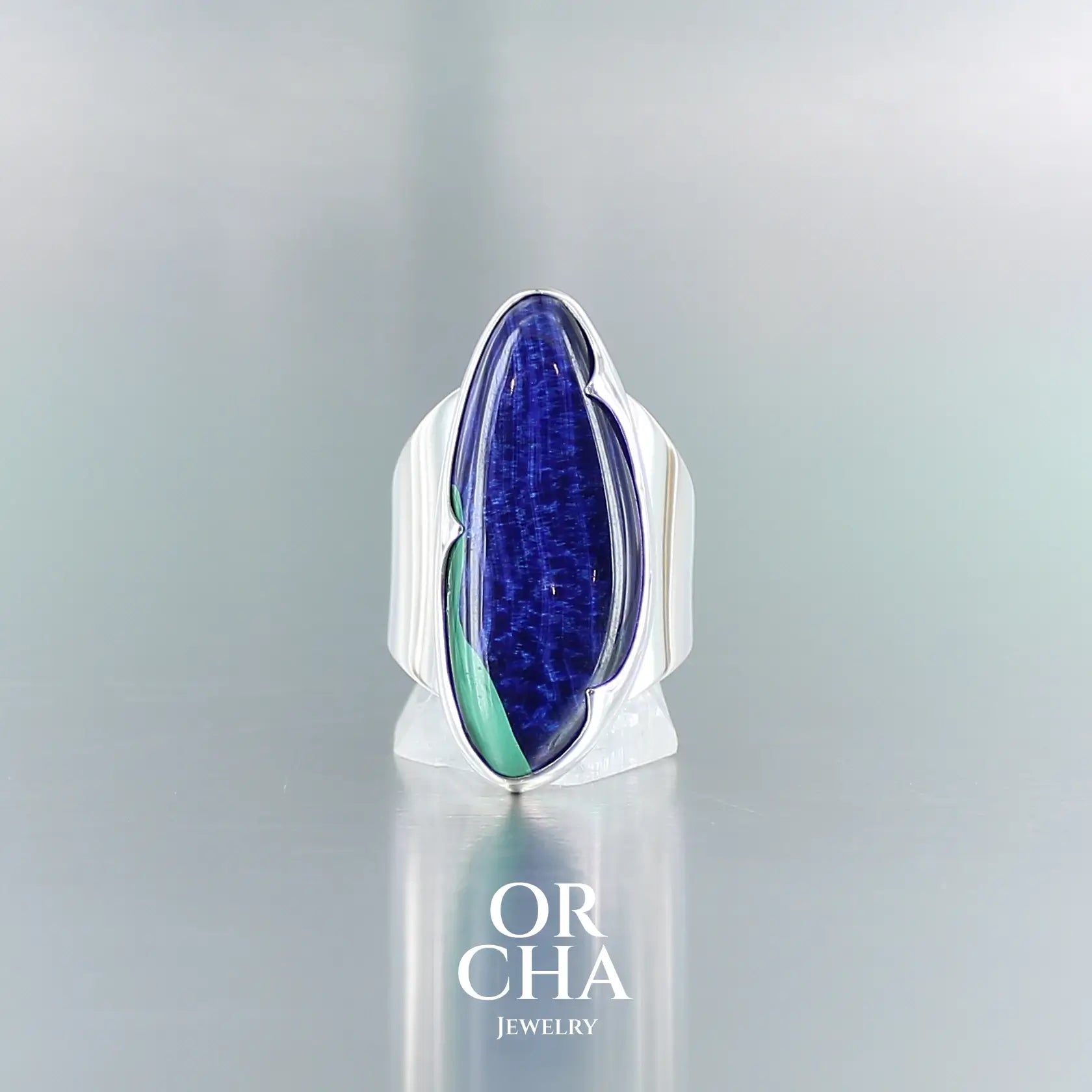 Bague pour femme en argent massif sertie d'une Azurite malachite de très belle qualité. Pierre cabochon de forme libre, pierre naturelle de couleur bleu foncé intense. Pierre fine de qualité opaque. Taille 58. Bijoux unique, éthique et durable présenté dans un coffret de notre marque, prêt à offrir. Livraison offerte, certificat d'authenticité, service client.
